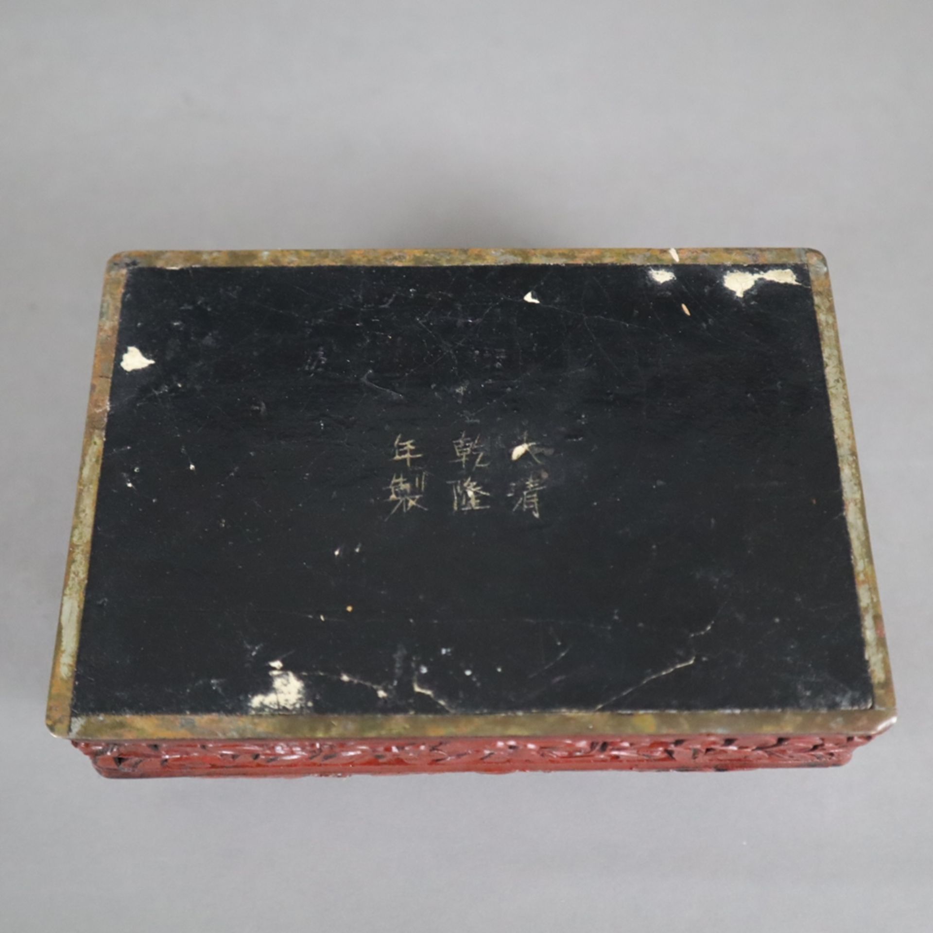 Schnitzlack-Deckeldose - China, Qing-Dynastie, Außenwandung mit rotem Schnitzlack, Unter- und Innen - Bild 6 aus 7