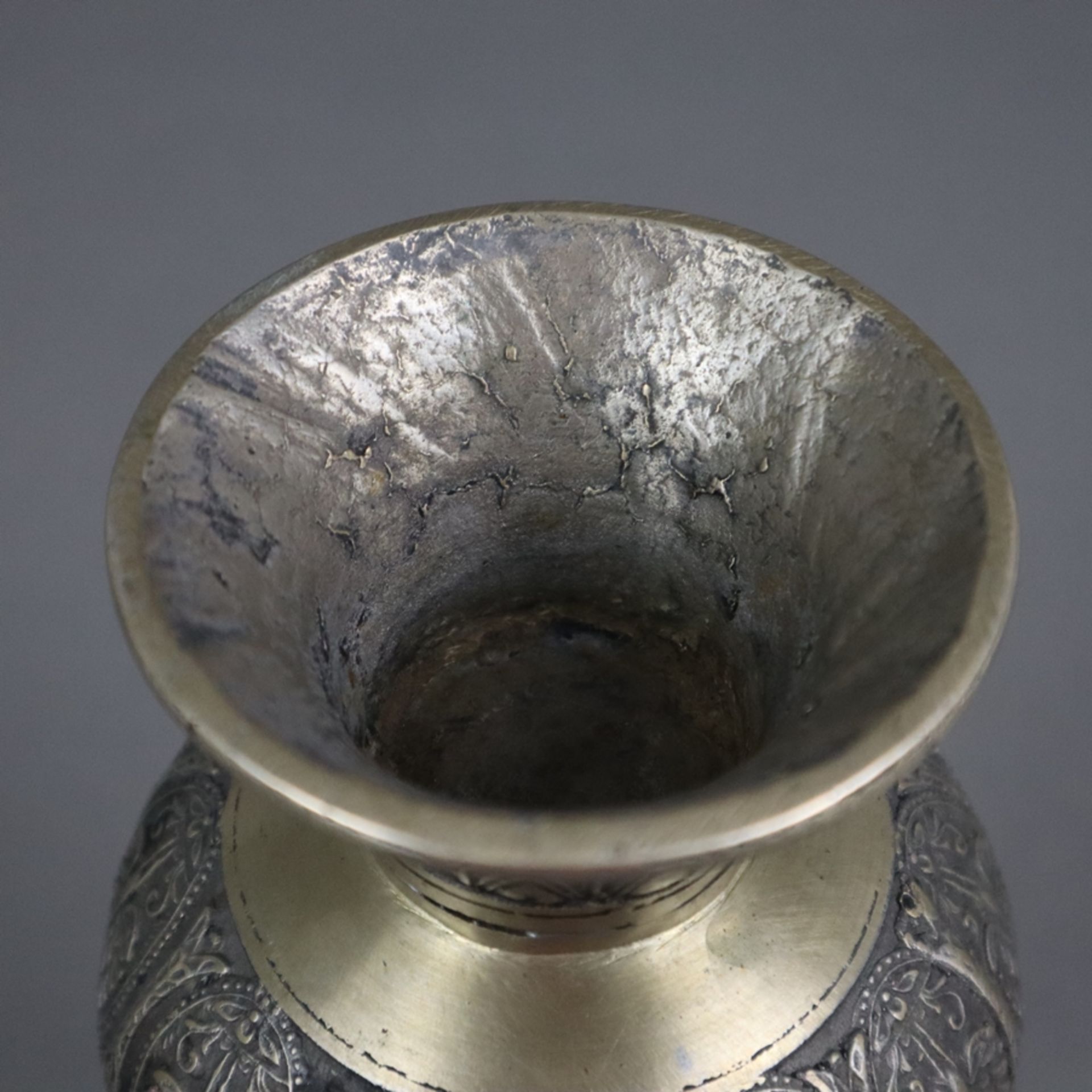 Metallvase - Weißmetall, über rundem ausgestelltem Fuß gedrückt kugeliger Korpus mit Trompetenhals, - Bild 9 aus 9