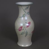 Balustervase - Rosenthal, Porzellan mit matter cremefarbener Glasur und feiner Blütenbemalung "Wind