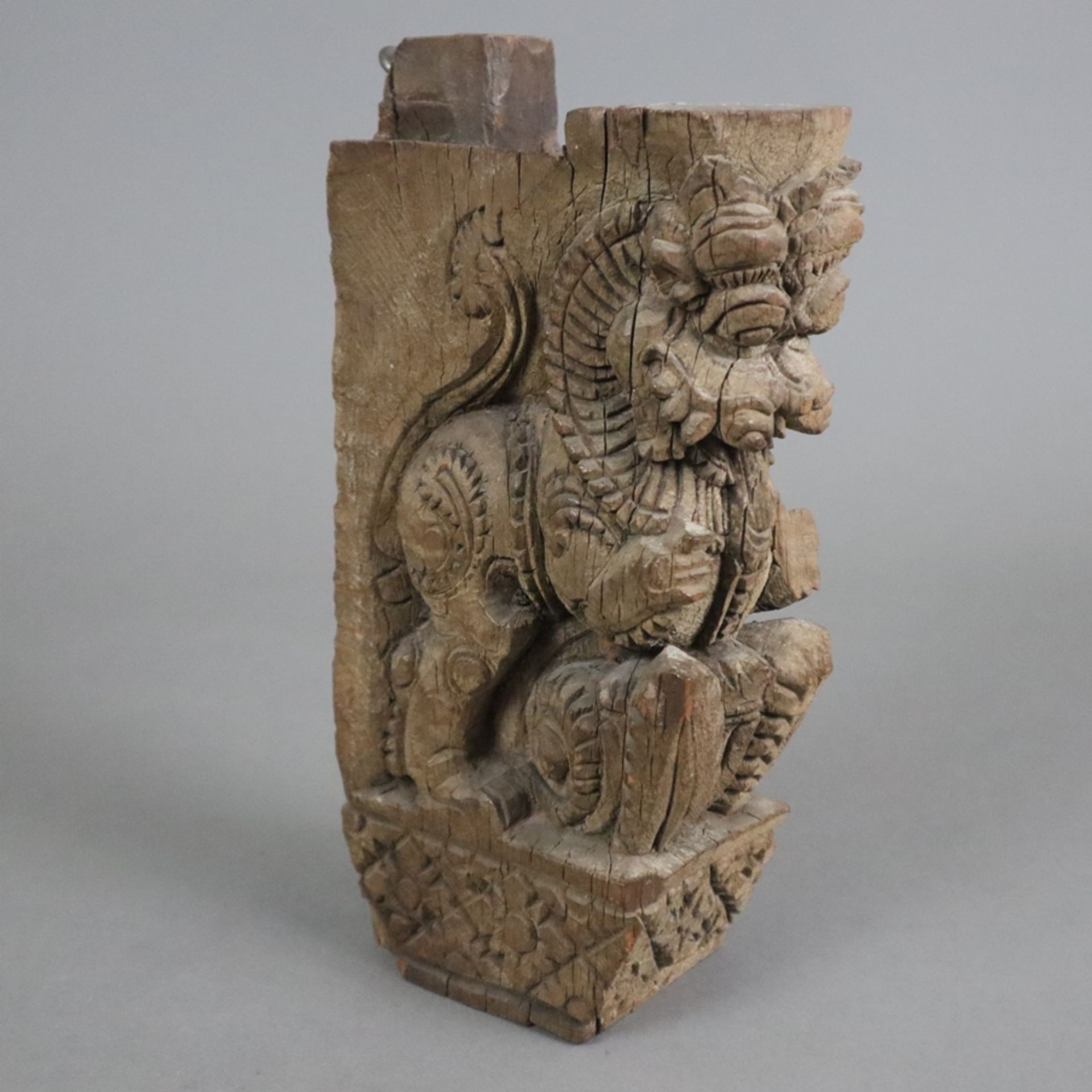Möbel-Zierfragment mit Löwenmotiv - Indien, Holz geschnitzt, wohl Teil einer Armlehne mit vollrunde - Image 3 of 7