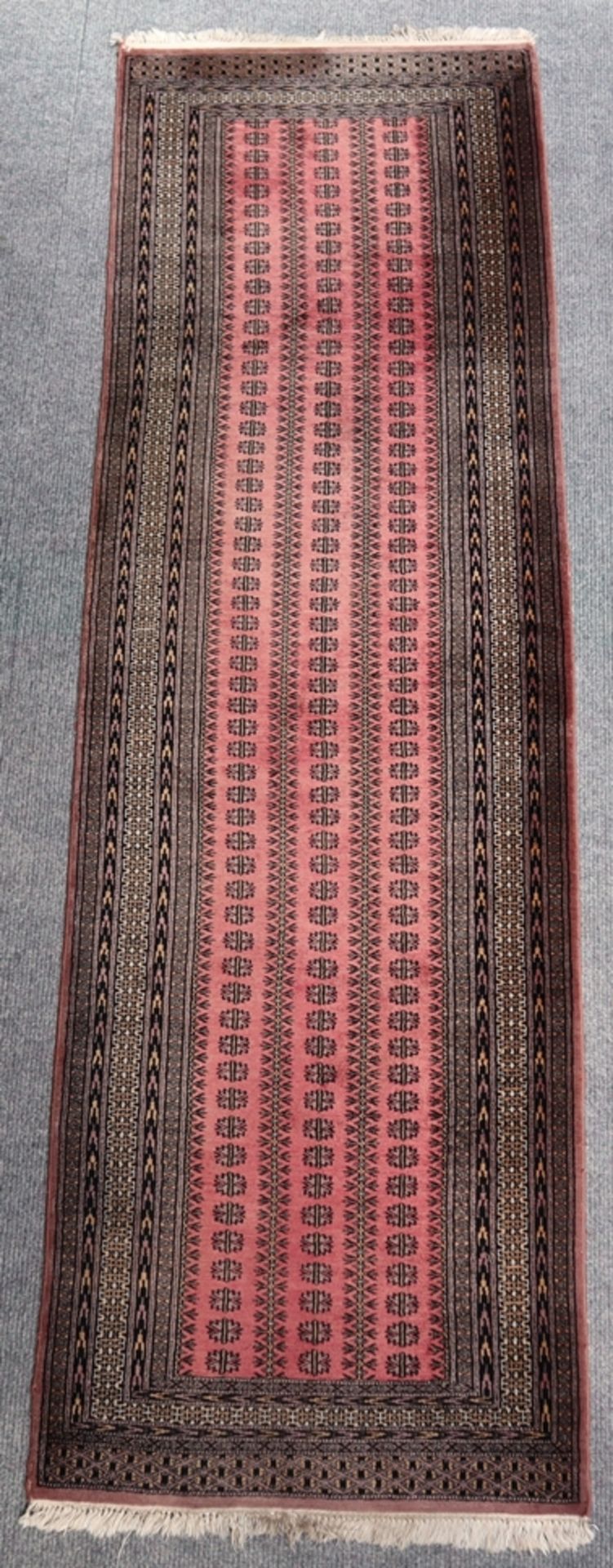 Buchara-Läufer - Pakistan, 20. Jh., Wolle, ornamental gemustert, ca. 265 x 82 cm, Gebrauchsspuren, 