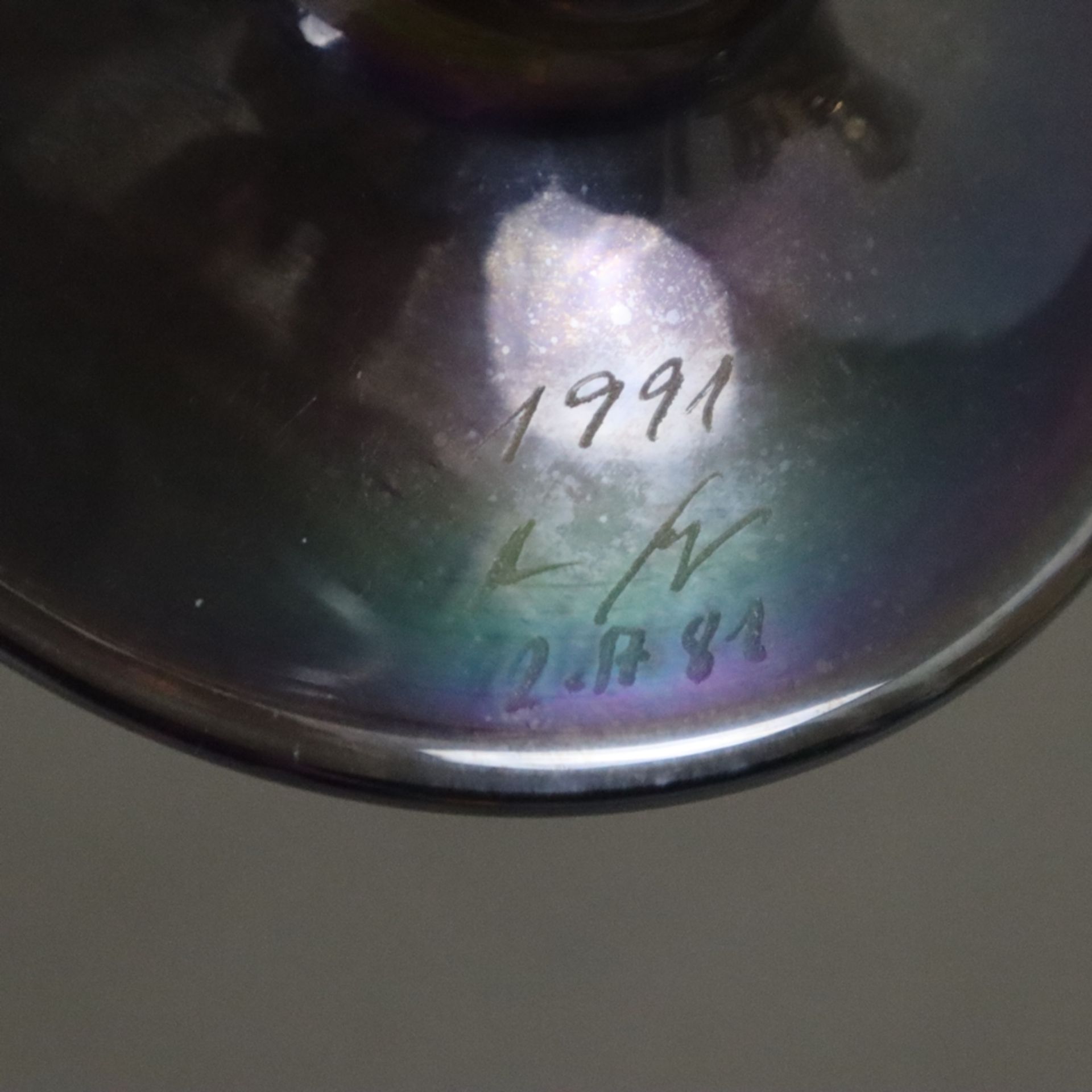 Fußvase - 20. Jh., farbloses Glas mit Farbeinschmelzungen, auf gewölbtem Rundfuß schlanker konische - Bild 9 aus 9