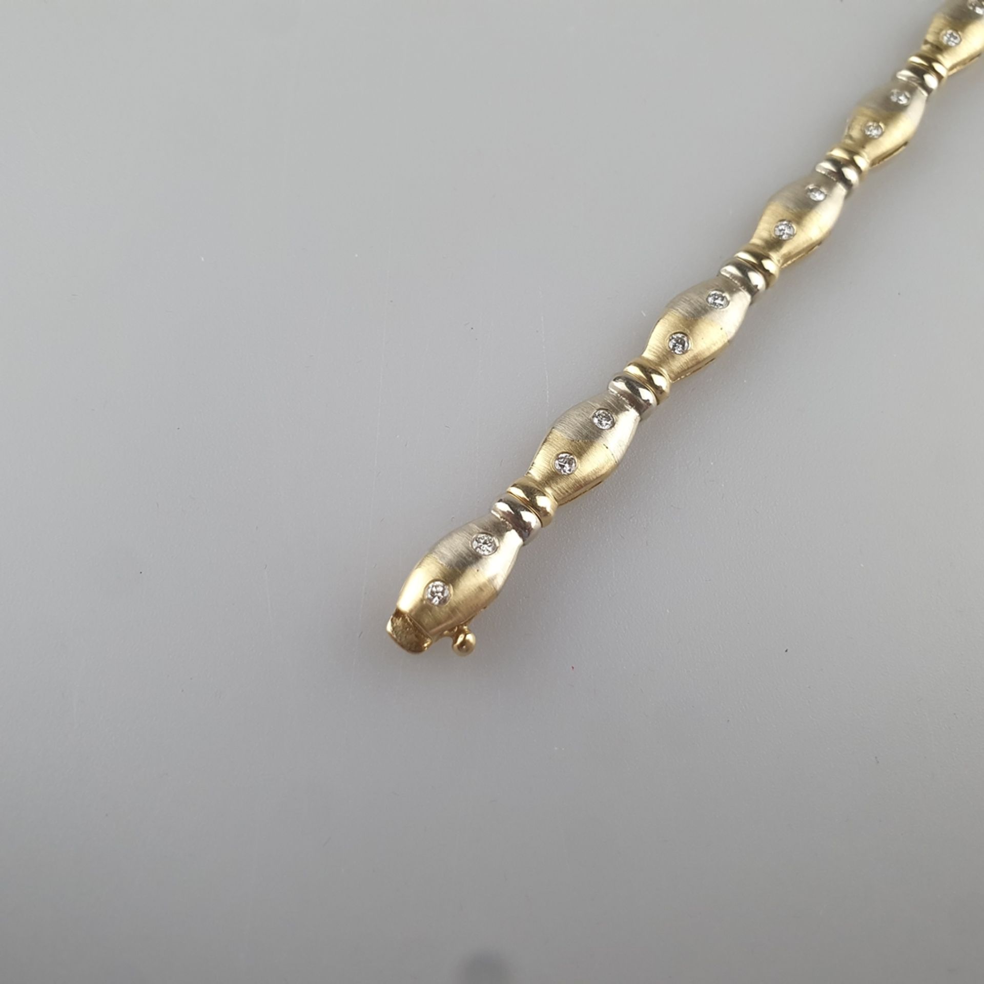 Bicolor-Diamantarmband - Gelb-/Weißgold 585/000 (14 K), gestempelt, ca. 6 mm breit, 11 Glieder bese - Image 2 of 5