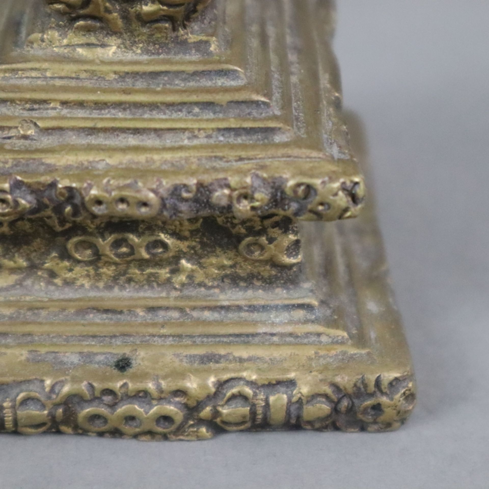 Kleine Stupa - Indien/Nepal, Bronzelegierung, H: ca. 12 cm, Gewicht ca. 595 g - Bild 4 aus 7
