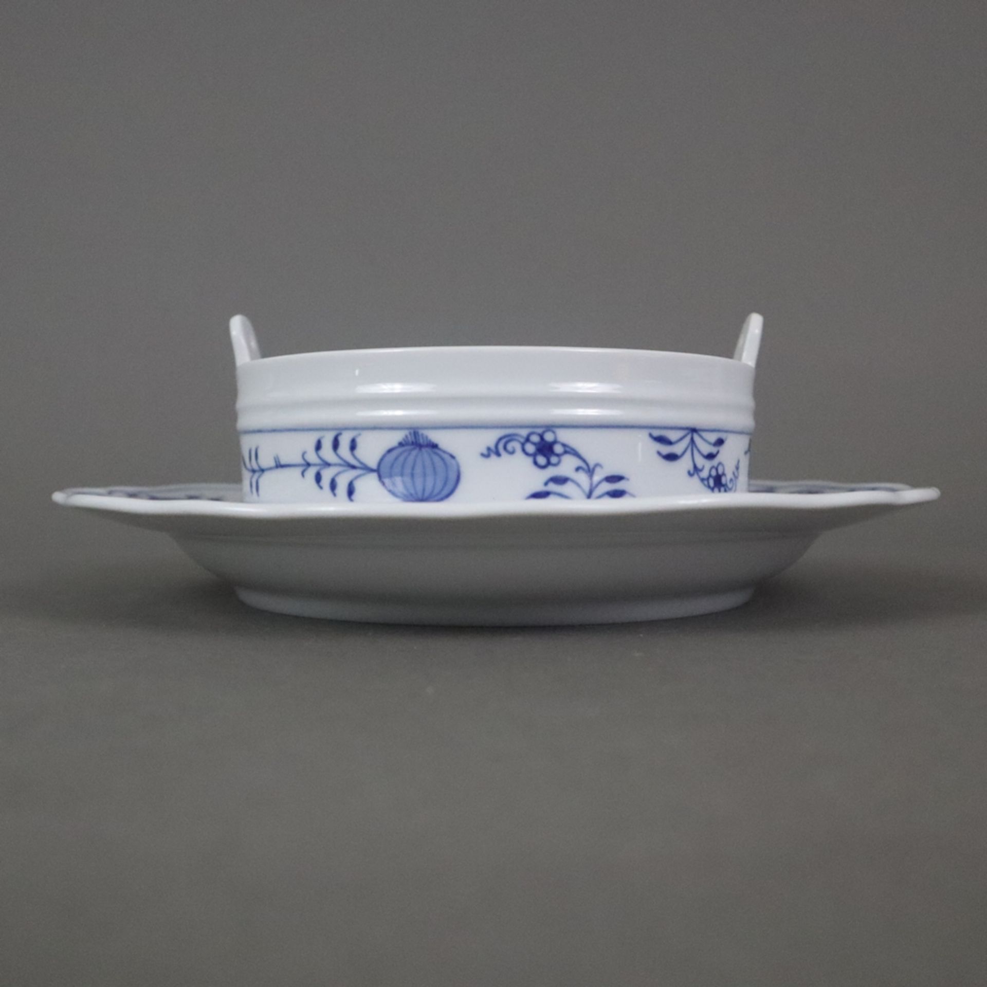 Butterdose - Meissen, Porzellan, unterglasurblaues Zwiebelmuster, Form "Neuer Ausschnitt", runde Do - Bild 5 aus 6