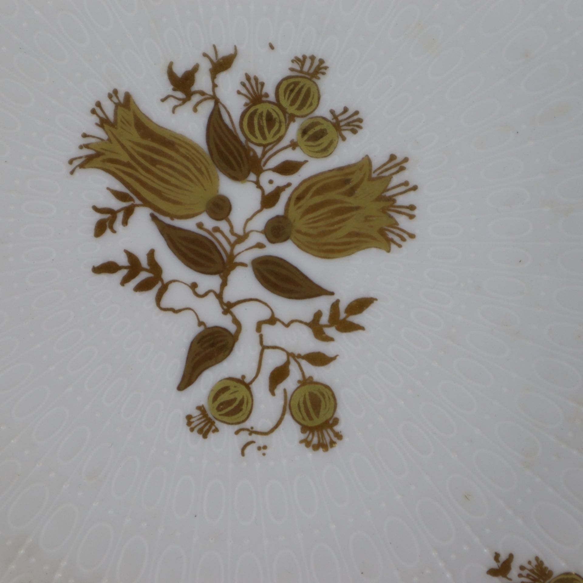 Zwei Teller Rosenthal - 20. Jh., Porzellan, 1x Form 'Romanze', mit floralem Golddekor, Entwurf von  - Bild 3 aus 12