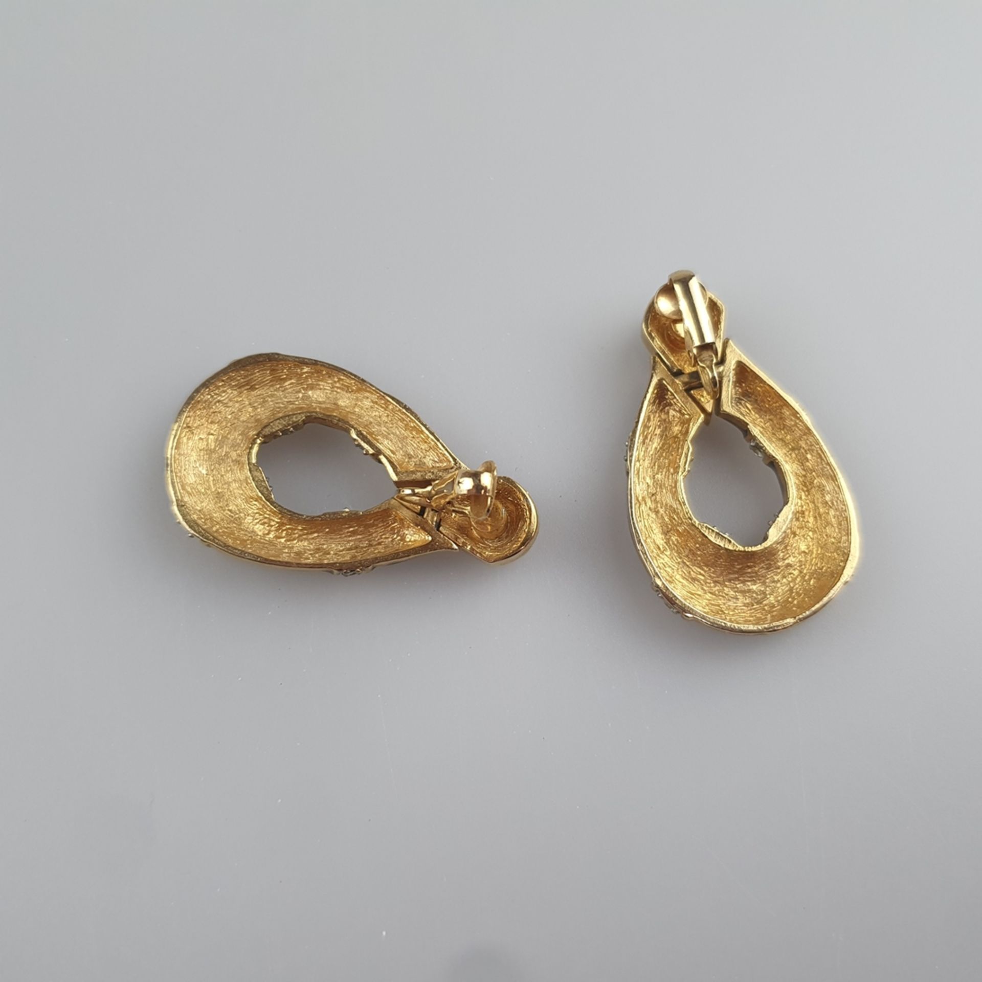 Ein Paar schwere Vintage-Ohrclips im Art Déco-Stil - wohl USA, goldfarbenes Metall, innen satiniert - Image 3 of 3