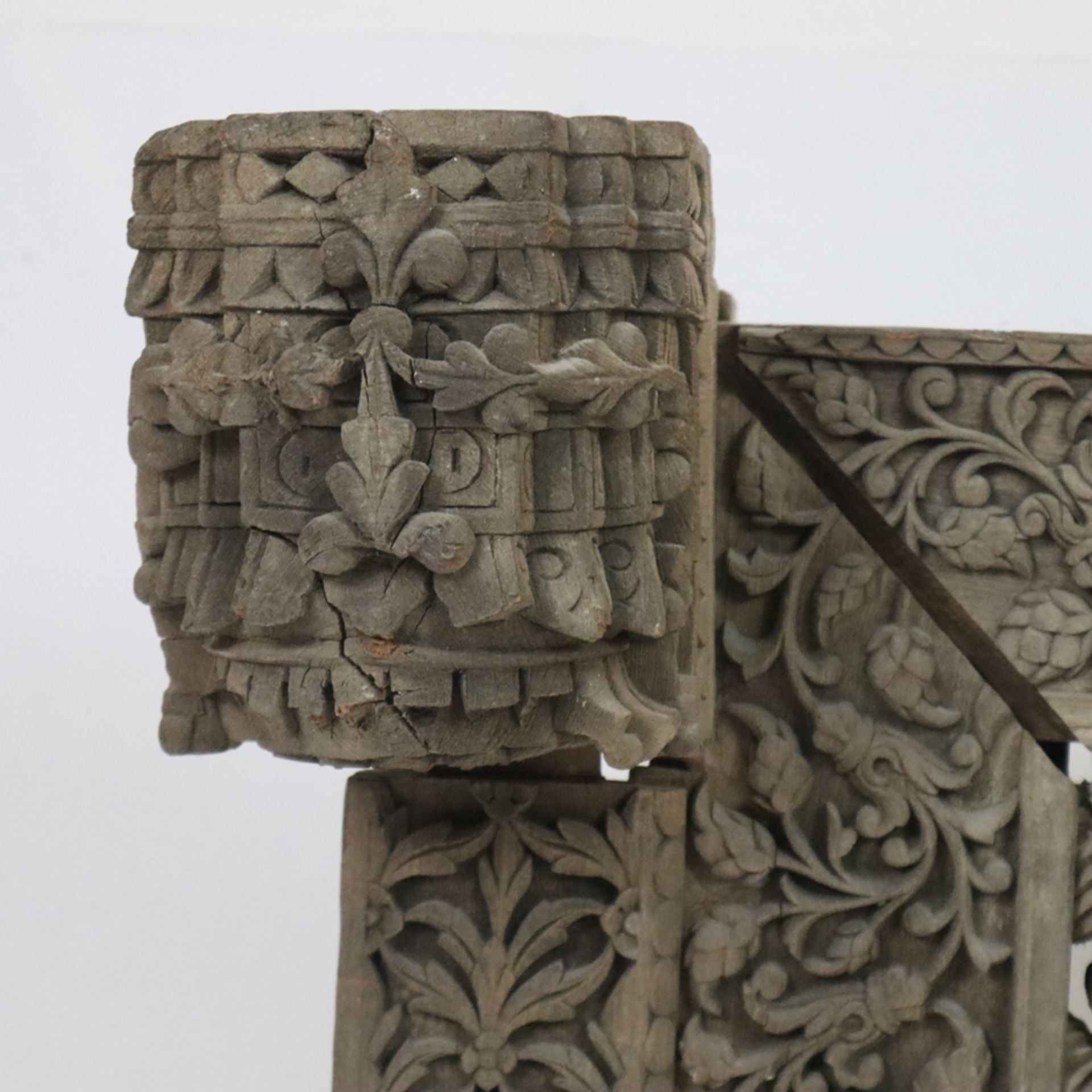 Kunstvoll geschnitzte Holzfragmente - Pakistan / Indien, 19.Jh. oder früher, aus mehreren Teilen zu - Image 4 of 14