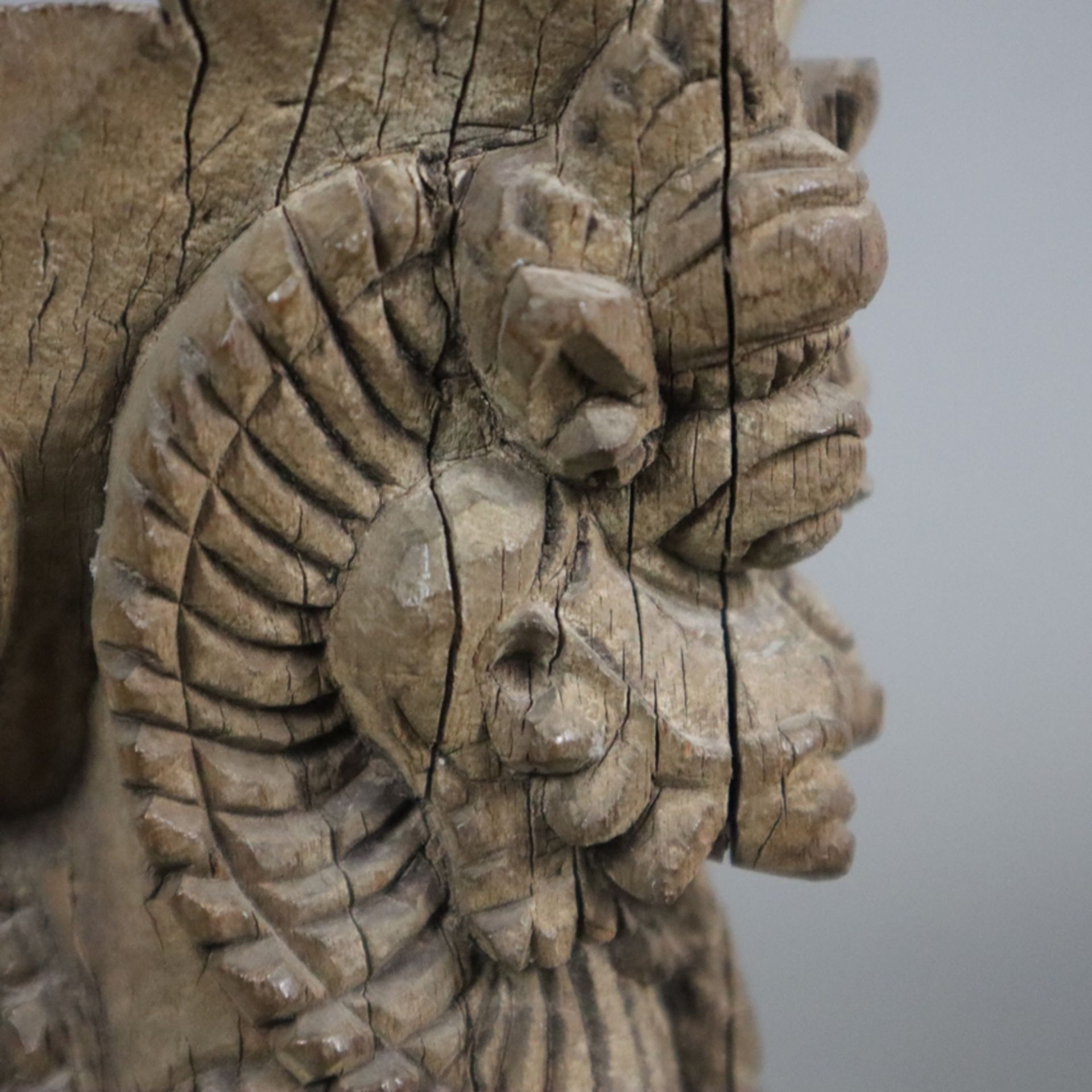 Möbel-Zierfragment mit Löwenmotiv - Indien, Holz geschnitzt, wohl Teil einer Armlehne mit vollrunde - Image 6 of 7