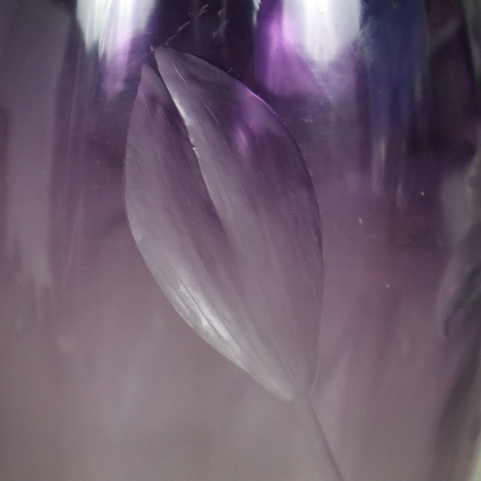 Jugendstil-Glasvase - wohl Ludwig Moser, Karlsbad, dickwandiges farbloses Glas mit violett verlaufe - Bild 6 aus 8