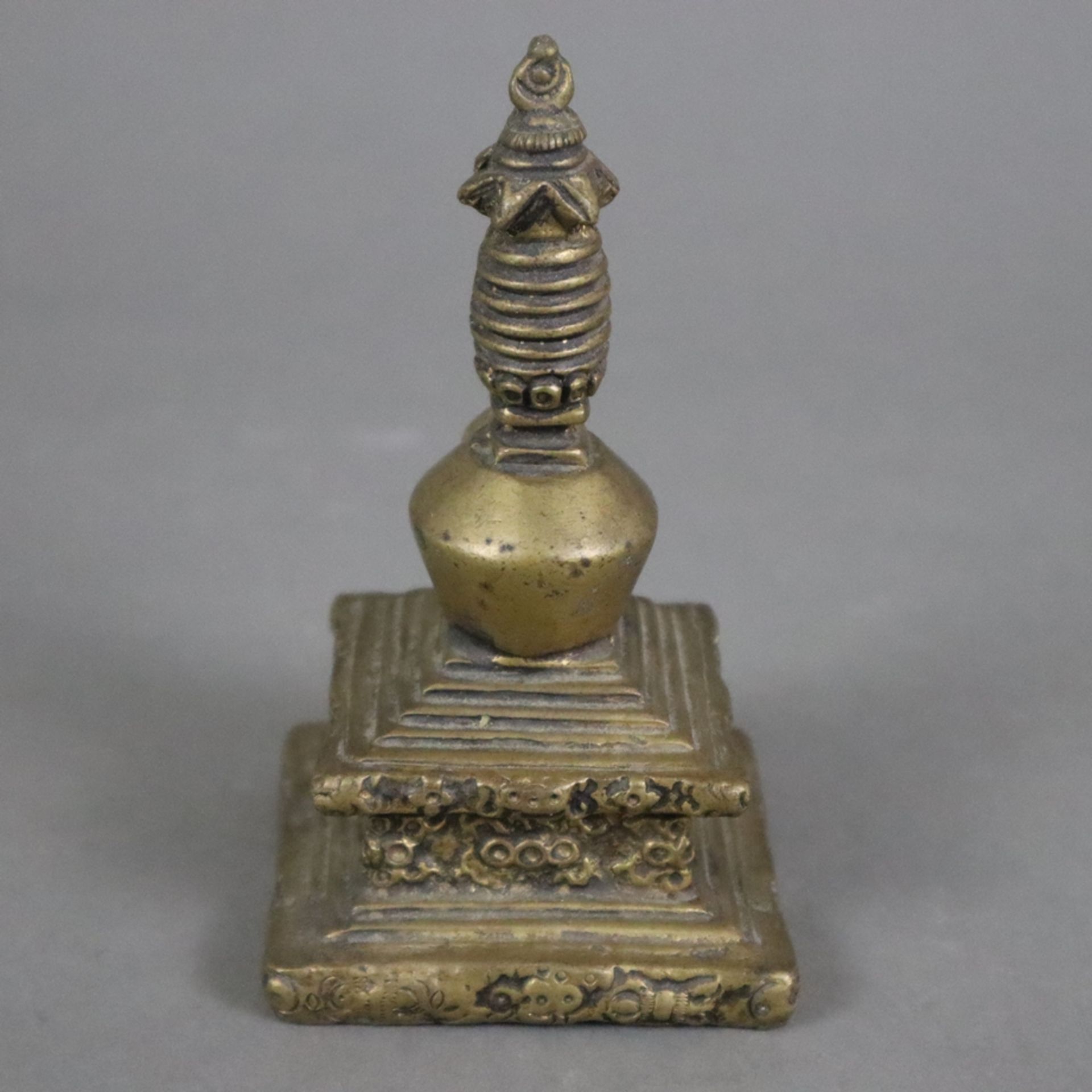 Kleine Stupa - Indien/Nepal, Bronzelegierung, H: ca. 12 cm, Gewicht ca. 595 g - Bild 6 aus 7