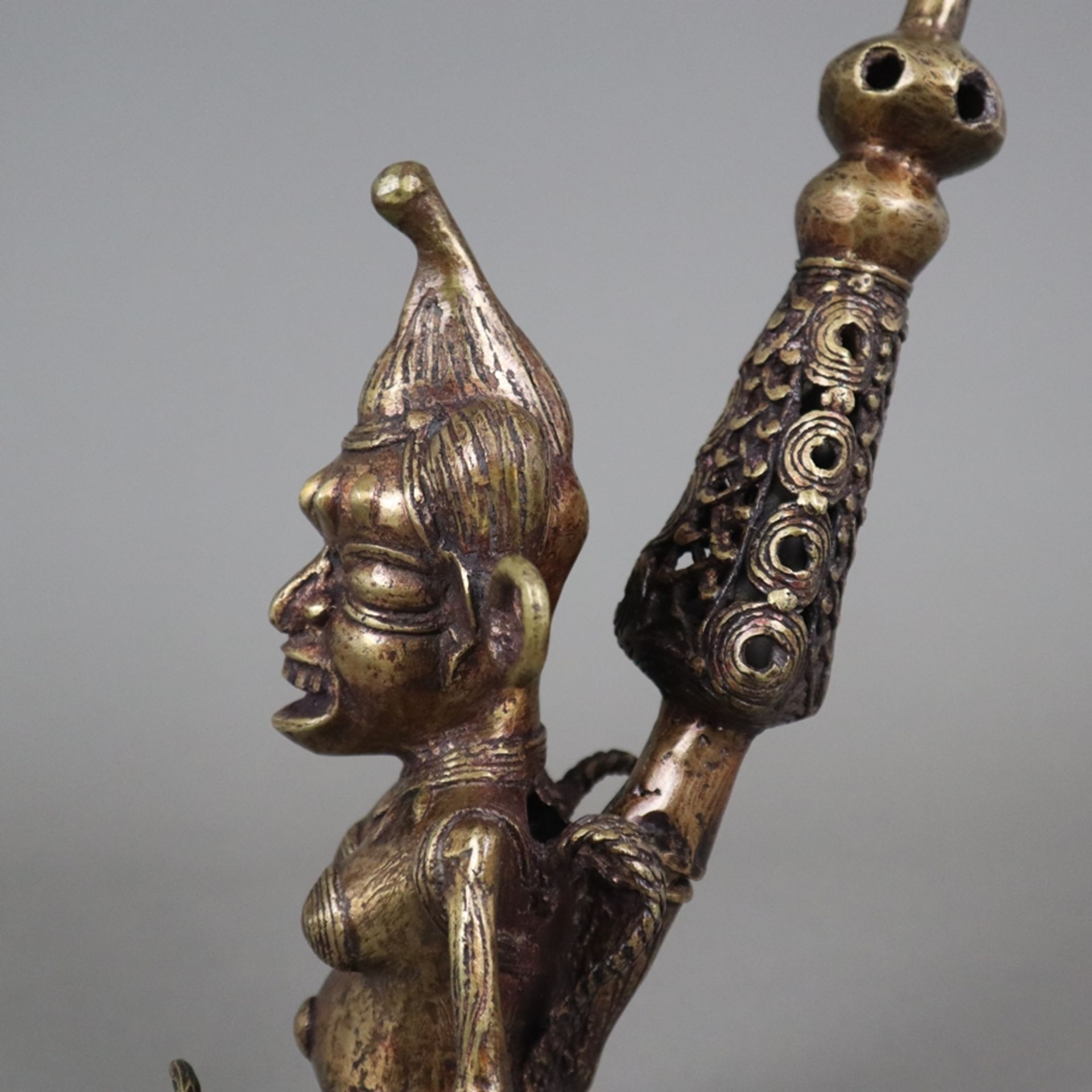 Ritual-Objekt- Afrika, 20. Jh., Bronze, zweiteilig, Pfeifenkörper in Form einer knienden Figur, rüc - Image 6 of 9