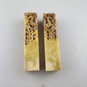 Ein Paar Speckstein-Petschaften mit Drachendekor - China, rechteckige Form im oberen Drittel durchb