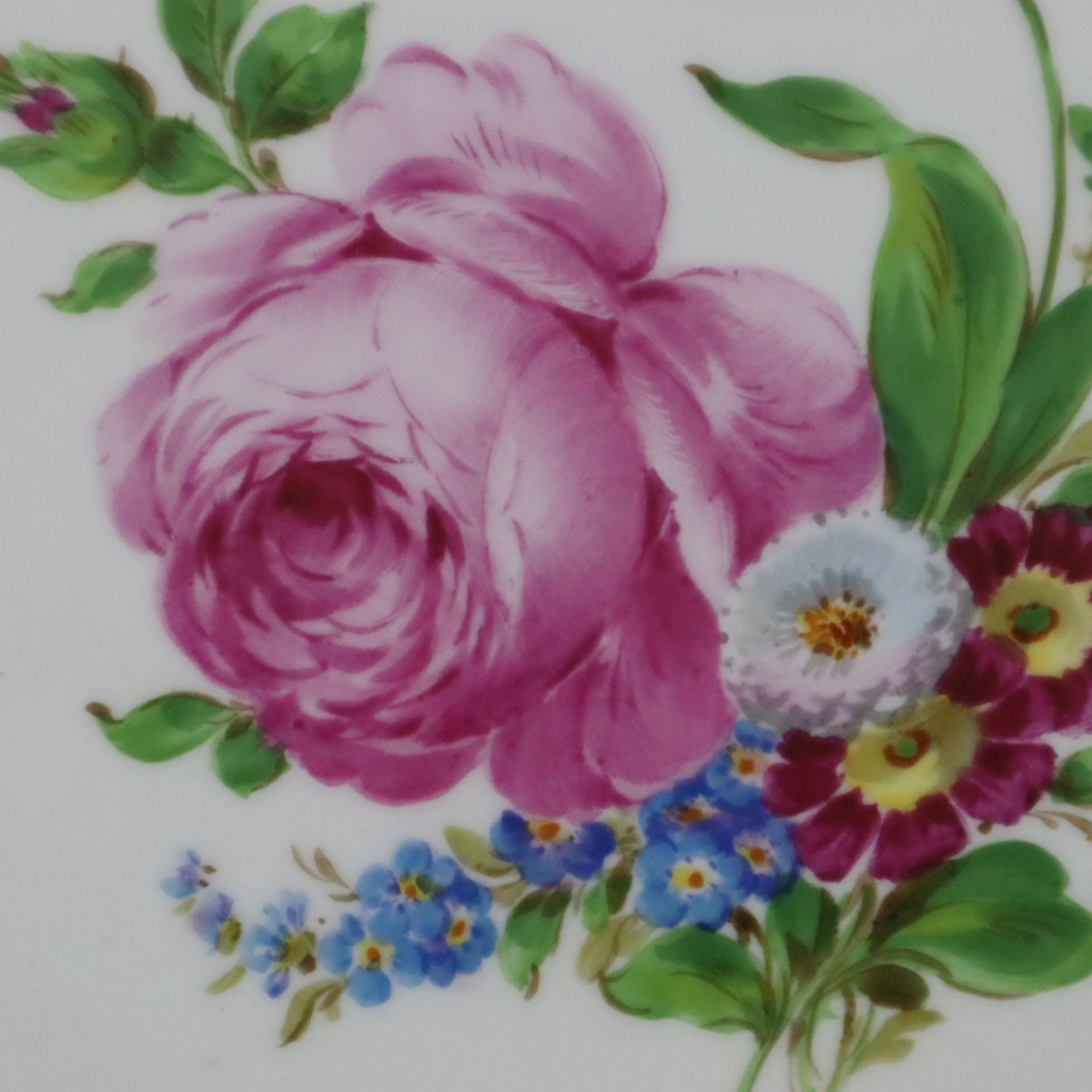 Prunkschale - Meissen, 20. Jh., Porzellan, polychrome Blumenmalerei, vertiefte Form mit geschwungen - Bild 5 aus 9