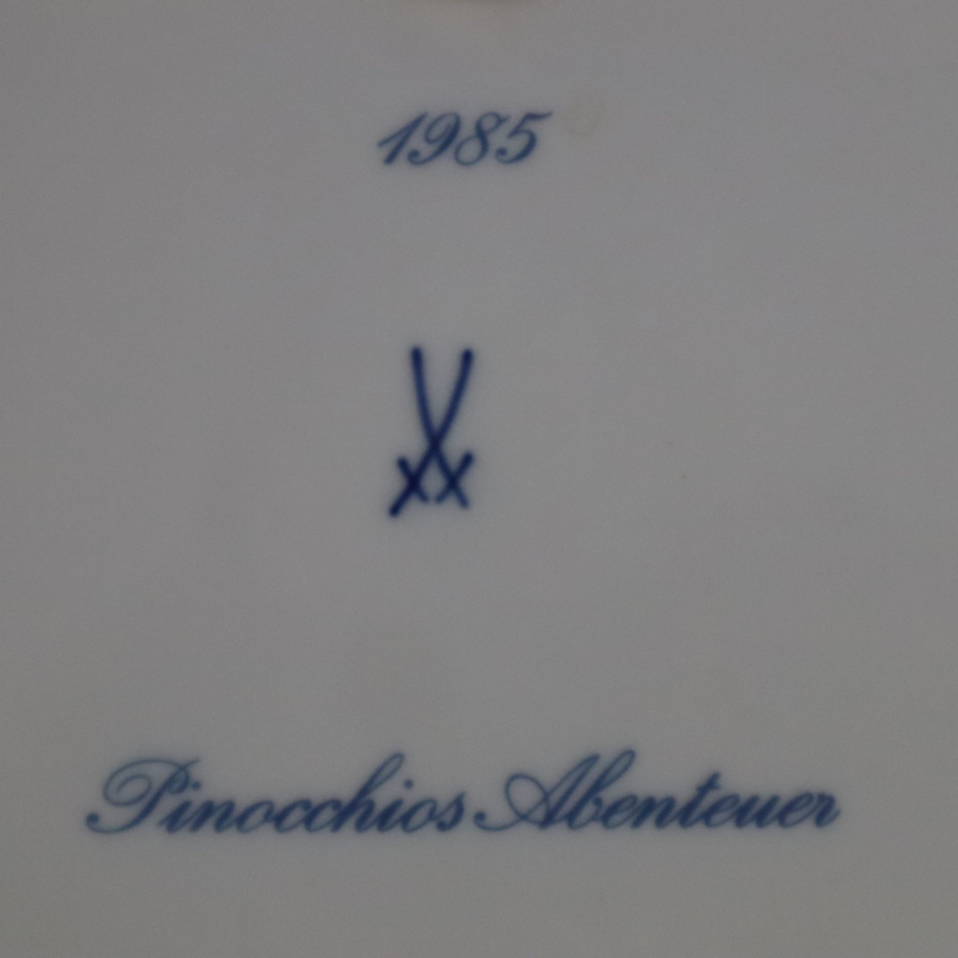 Drei Jahresteller mit Märchenmotiven - Meissen, 20. Jh., Dekor in blauem Aquatintadruck, Goldstaffa - Bild 7 aus 7