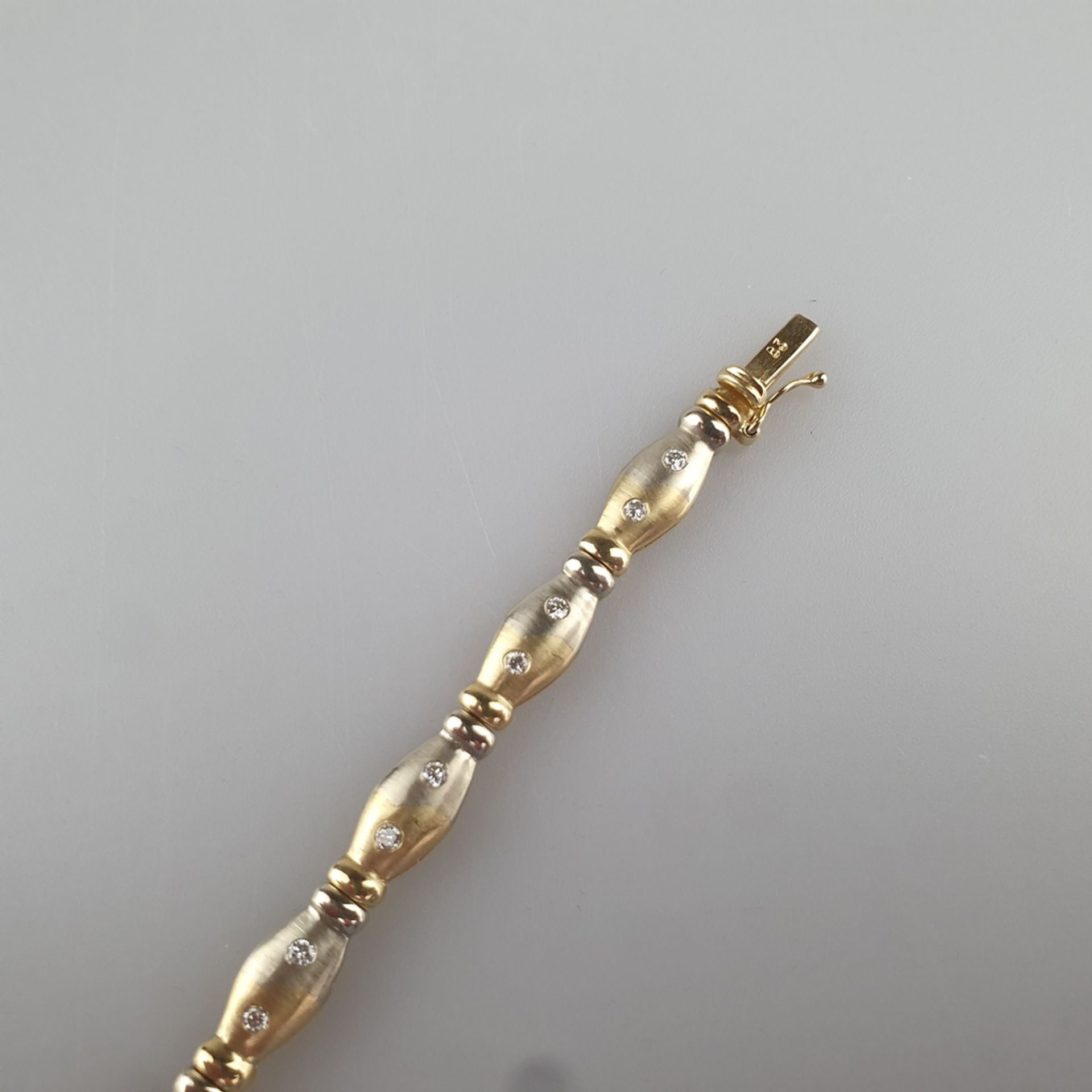Bicolor-Diamantarmband - Gelb-/Weißgold 585/000 (14 K), gestempelt, ca. 6 mm breit, 11 Glieder bese - Image 4 of 5