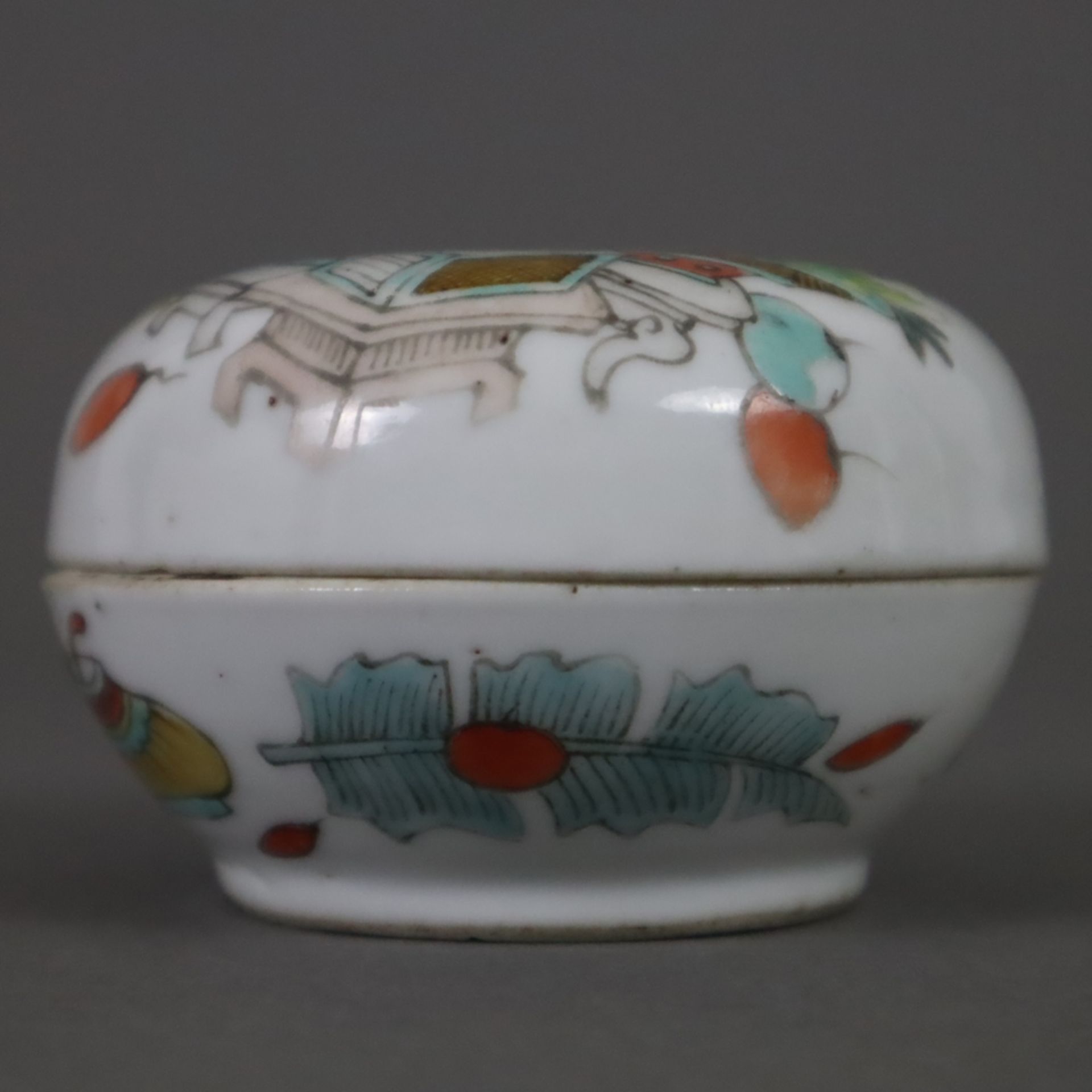 Kleine Deckeldose - China, 1.Hälfte 20.Jh., Porzellan, runde Deckeldose für Siegelpaste, Dekor mit  - Bild 6 aus 8