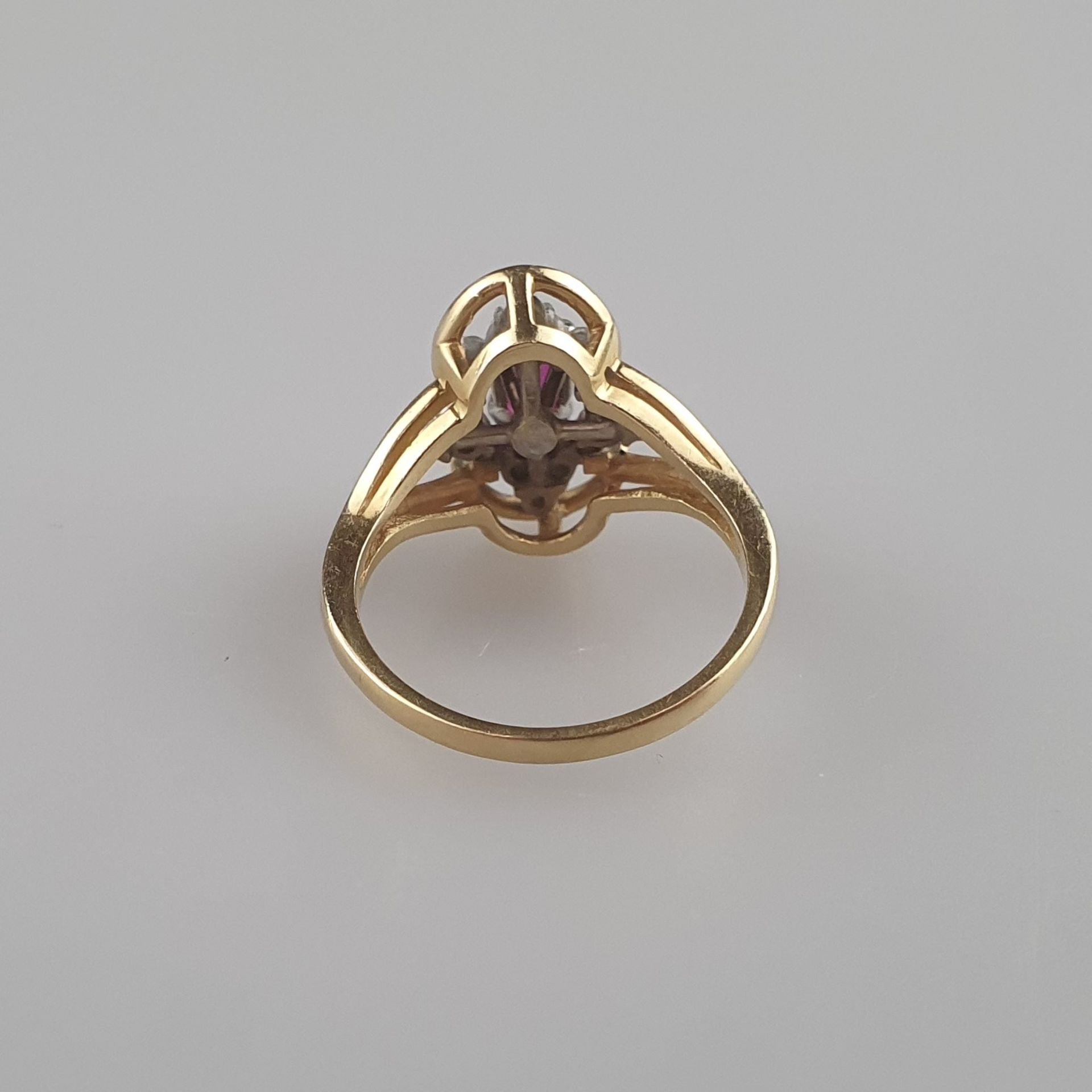 Diamant-Rubin-Ring - Gelbgold 585/000, gestempelt 14K, durchbrochener floraler Ringkopf von ca. 15 - Image 4 of 6