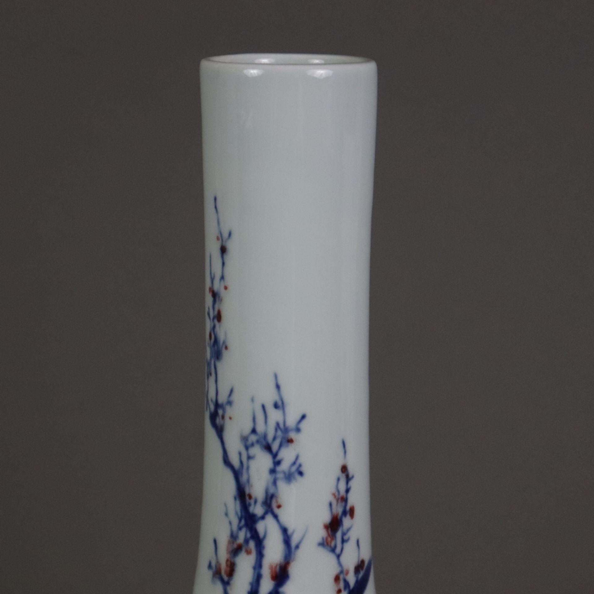 Flaschenvase - Tian qiu ping-Typus, China 1.Hälfte 20.Jh., Bemalung in Blau und Rot mit Vogelschwar - Bild 2 aus 10