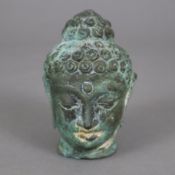Kleiner Buddhakopf - Indien, Bronze mit grüner Patina, Hohlguss, Frisur mit flachen schneckenförmig