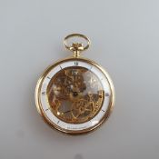 Taschenuhr mit skelettiertem Uhrwerk - 20. Jh., beidseitig verglastes Gehäuse, vergoldet, weißer Zi