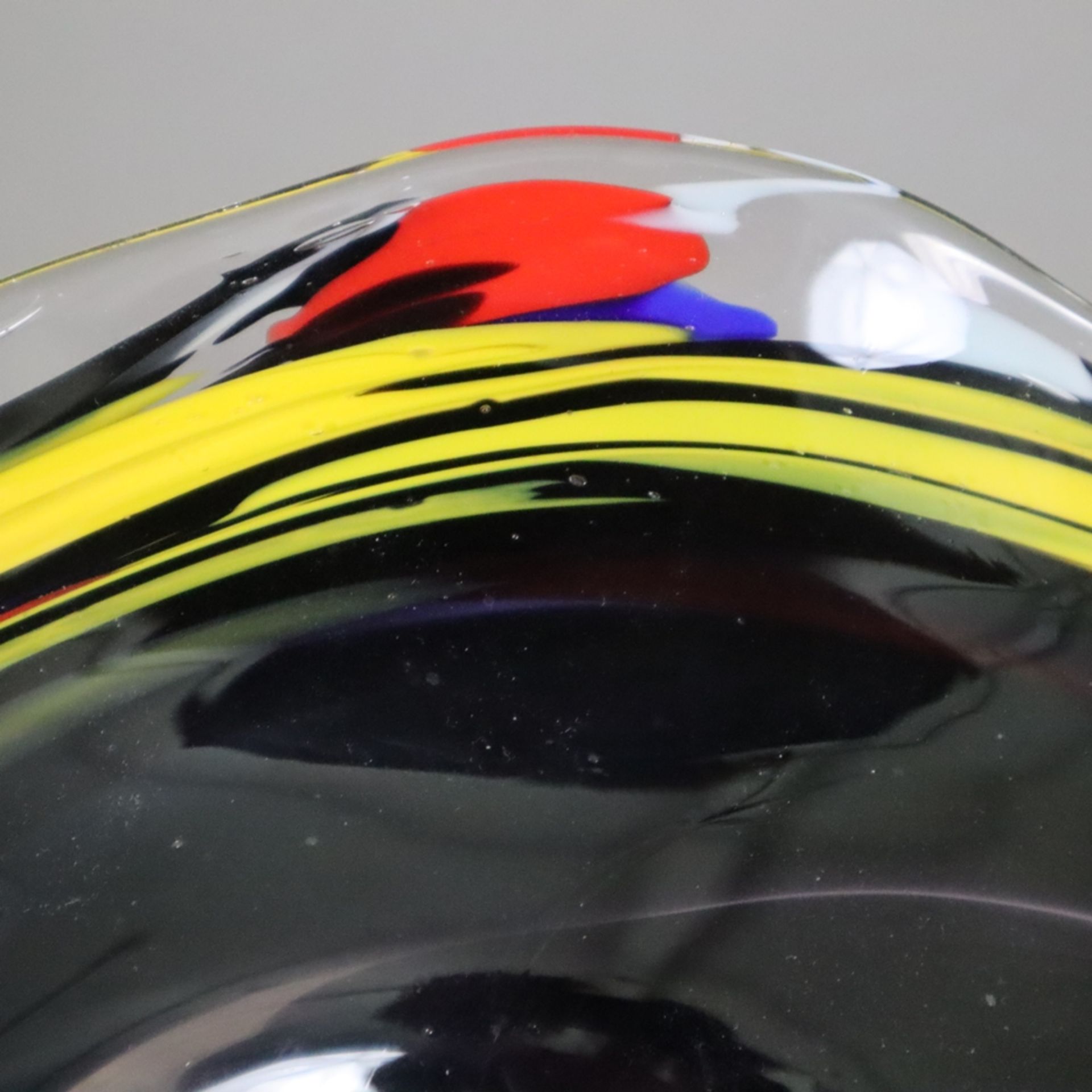 Fußvase - 20. Jh., farbloses Glas mit Farbeinschmelzungen, auf gewölbtem Rundfuß schlanker konische - Bild 3 aus 9