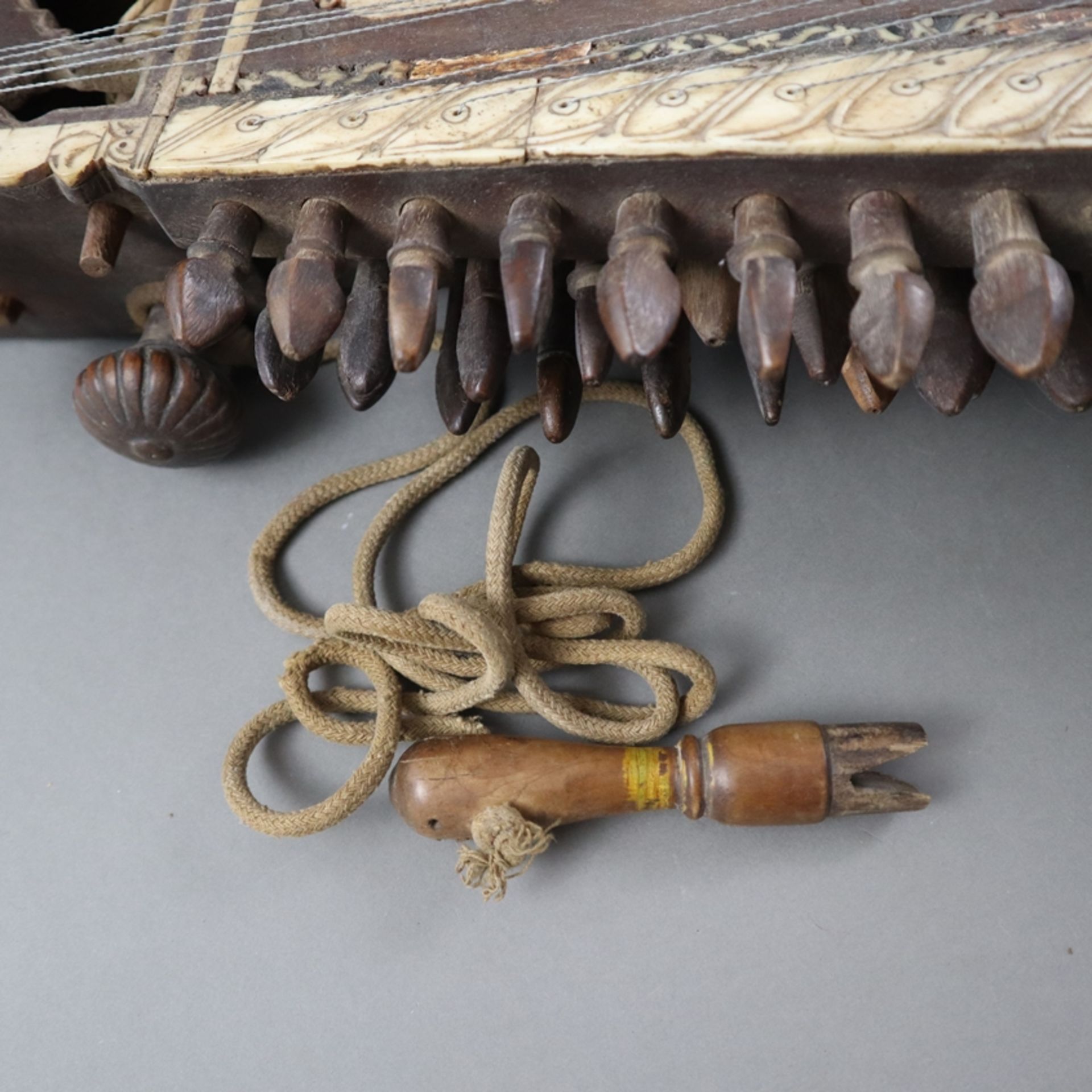Saiteninstrument Sarangi - Indien/Pakistan/Afghanistan, Holzkorpus mit Beinelementen, asymmetrisch - Image 10 of 11