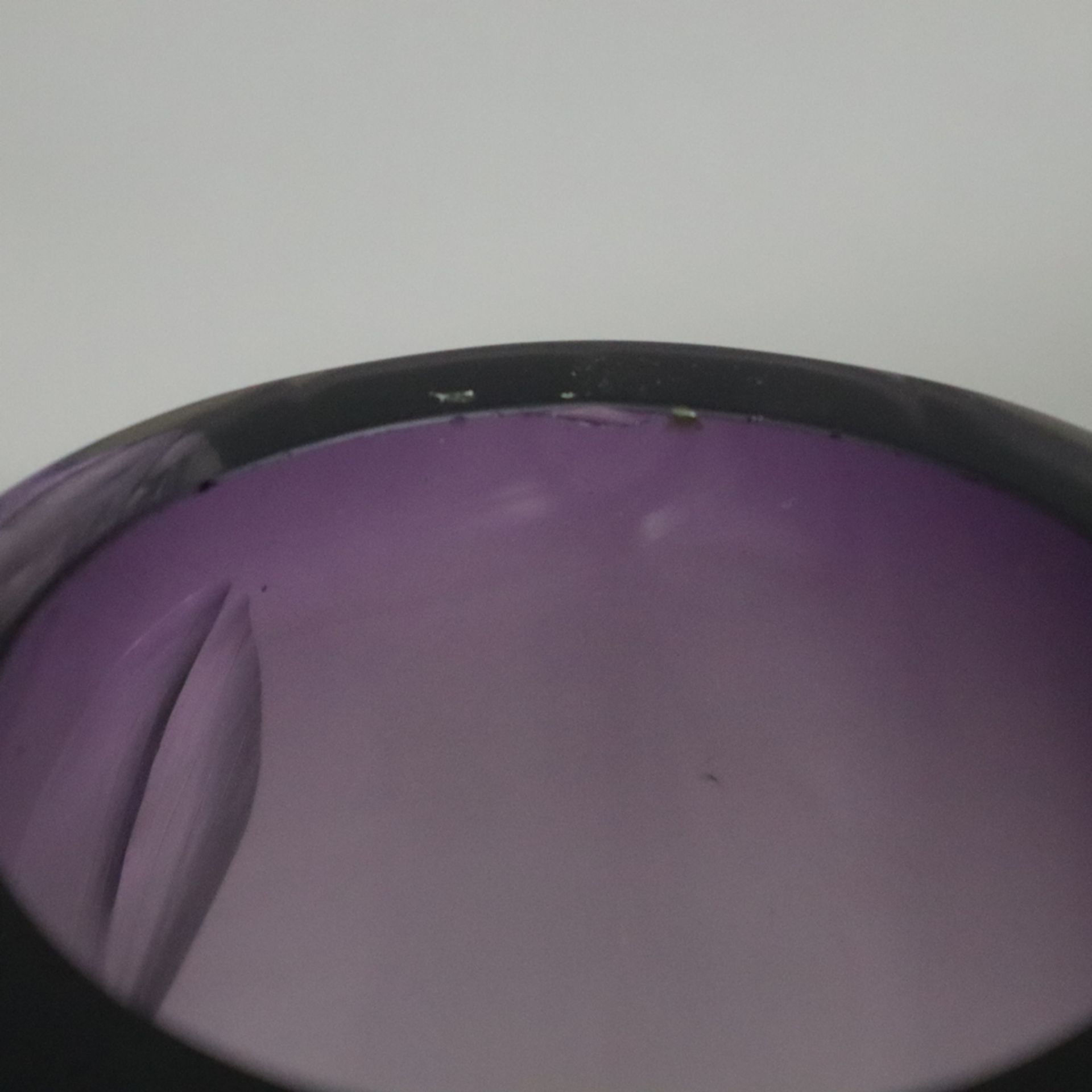 Jugendstil-Glasvase - wohl Ludwig Moser, Karlsbad, dickwandiges farbloses Glas mit violett verlaufe - Bild 3 aus 8