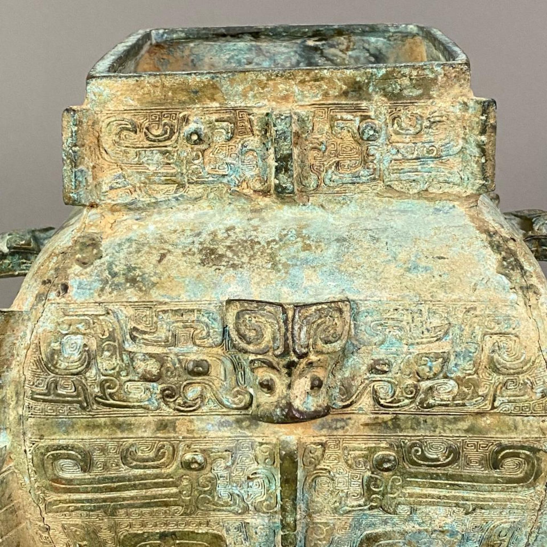 Fanghu-Vase im archaischen Stil - China, grün-braun patinierte Bronze, vierkantige gebauchte Form a - Bild 4 aus 10