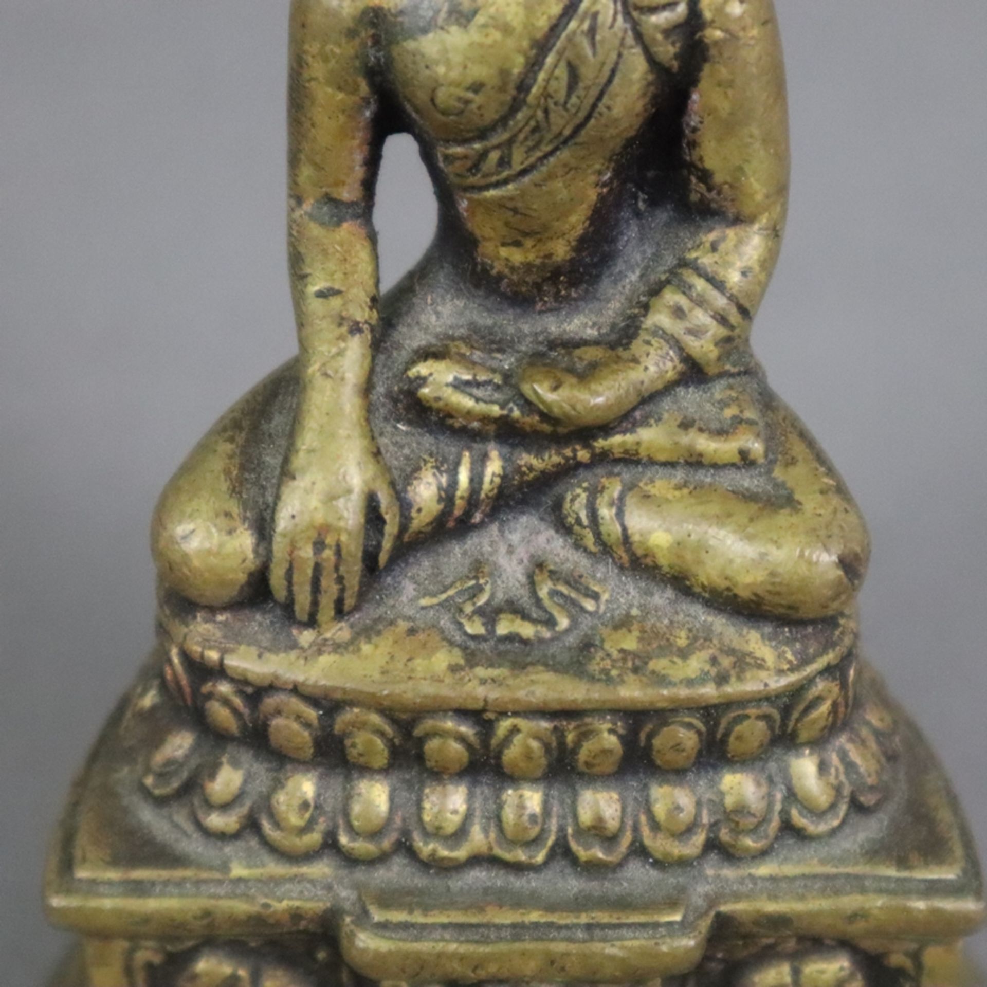 Buddha Shakyamuni - Indien, Gelbbronze, auf gestuftem mit Elefanten und Drachen verziertem Sockel u - Bild 4 aus 8
