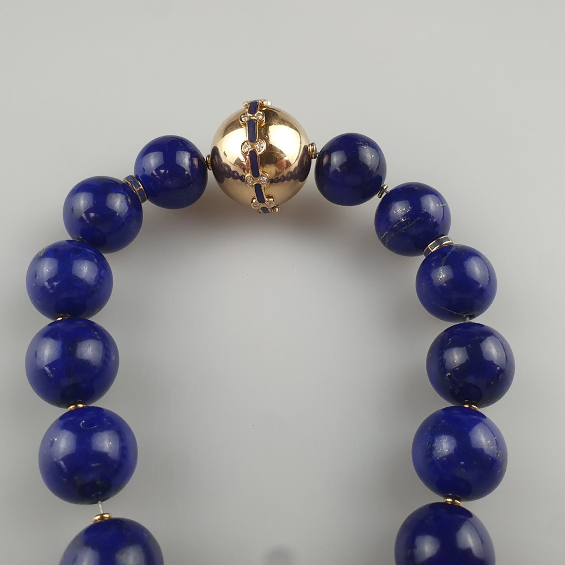 Imposante Lapislazuli-Halskette mit 18K-Goldschließe und Diamantbesatz - 26 fein polierte tiefblaue - Image 7 of 7