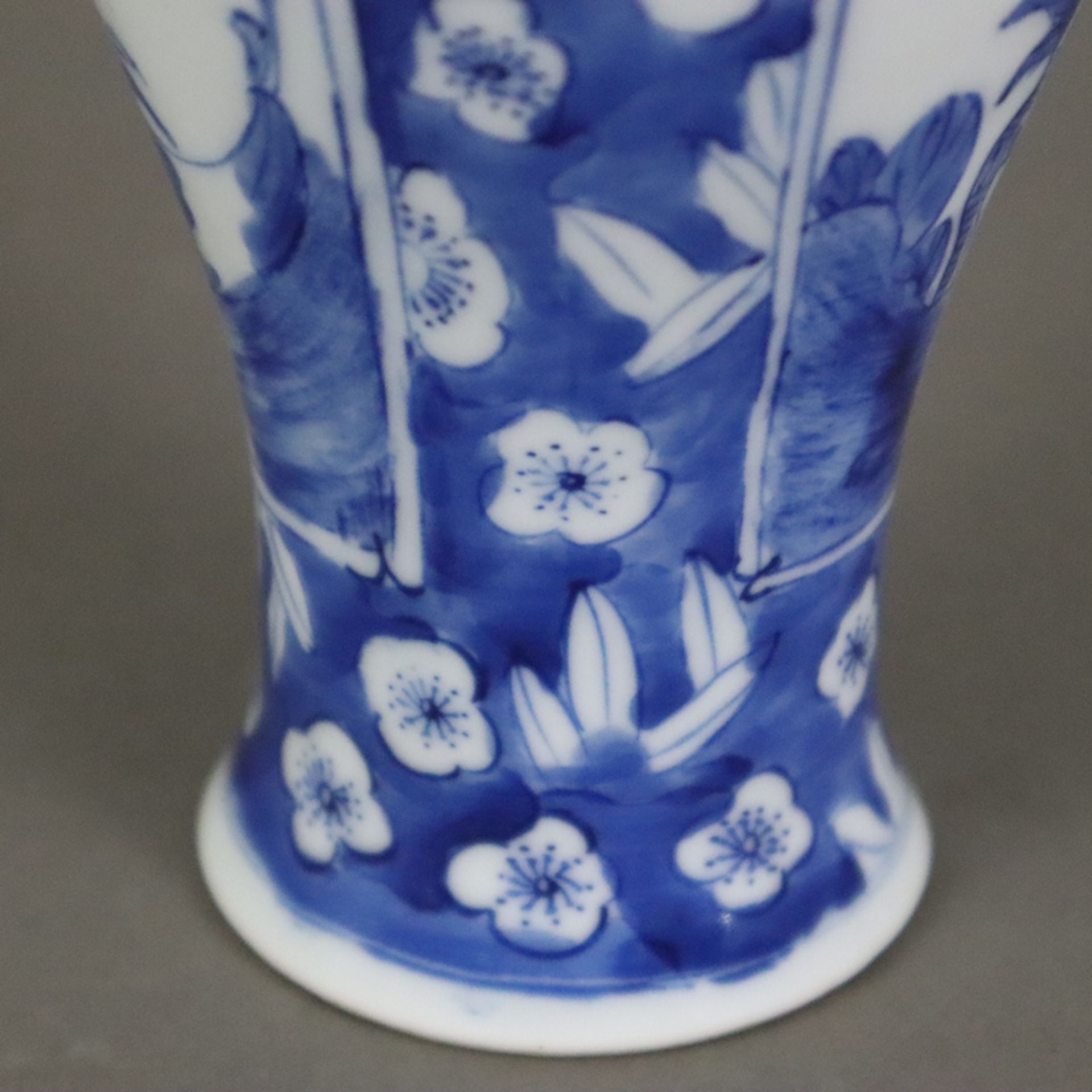 Blau-weiße Balustervase - China 20.Jh., dekoriert in Unterglasurblau mit Pflaumenblüten über gebors - Bild 6 aus 8