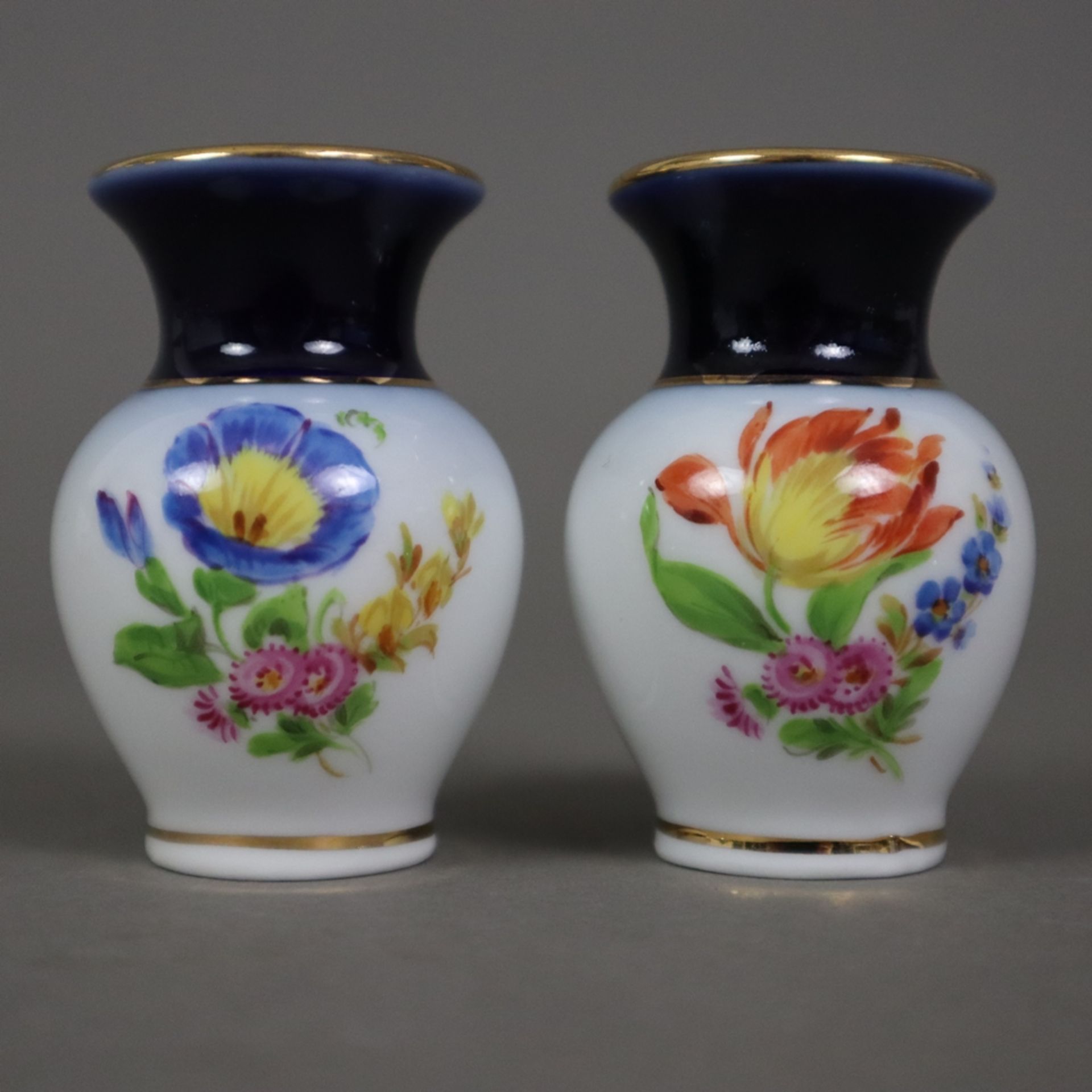 Konvolut Vasen - 7 Stück, 20.Jh., Porzellan, diverse Dekore: Blumenmalerei / Rote Rose / grüner Dra - Bild 5 aus 7