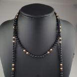 Offene Onyxkette mit Goldperlen - lange Halskette mit 80 Onyxkugeln (Dm.ca.9 mm) und 18 goldenen Zw