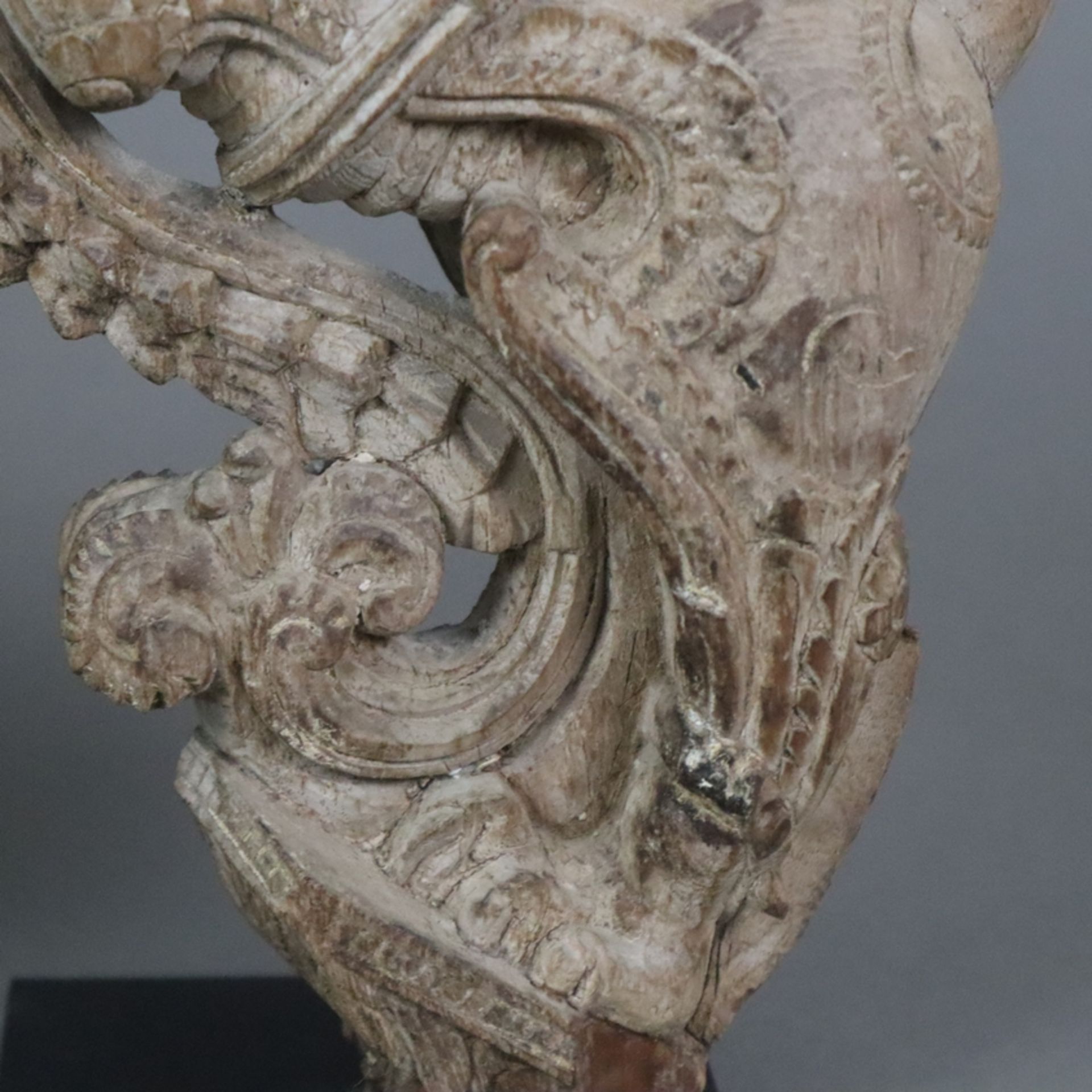 Ein Paar Möbel-Zierfragmente mit Löwenmotiv - Indien, wohl 19.Jh. oder älter, Holz geschnitzt, voll - Image 6 of 7