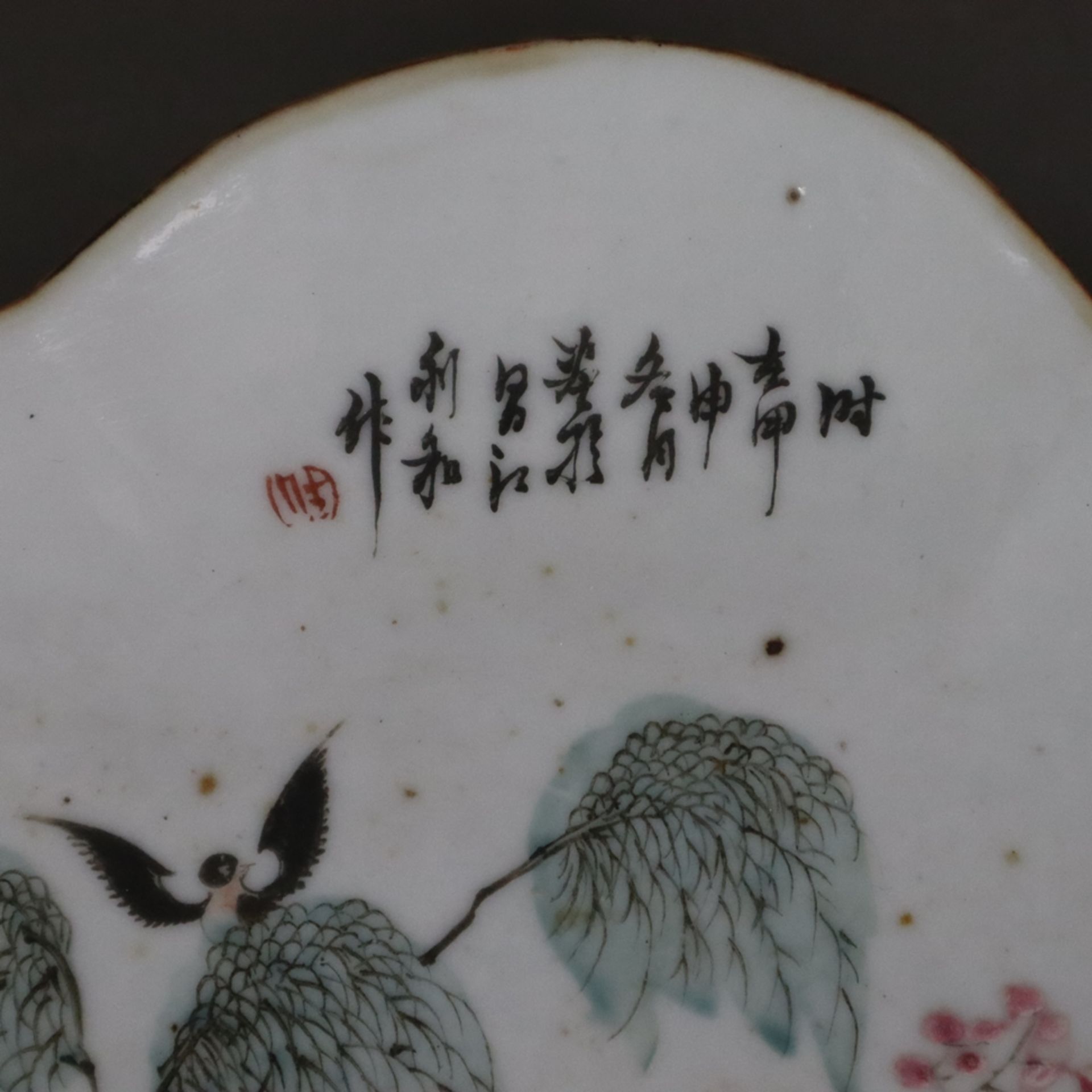 Fußschale - China, passig geschweifte Form über ovalem Fuß, Bemalung mit floralen Motiven sowie Vog - Bild 6 aus 9