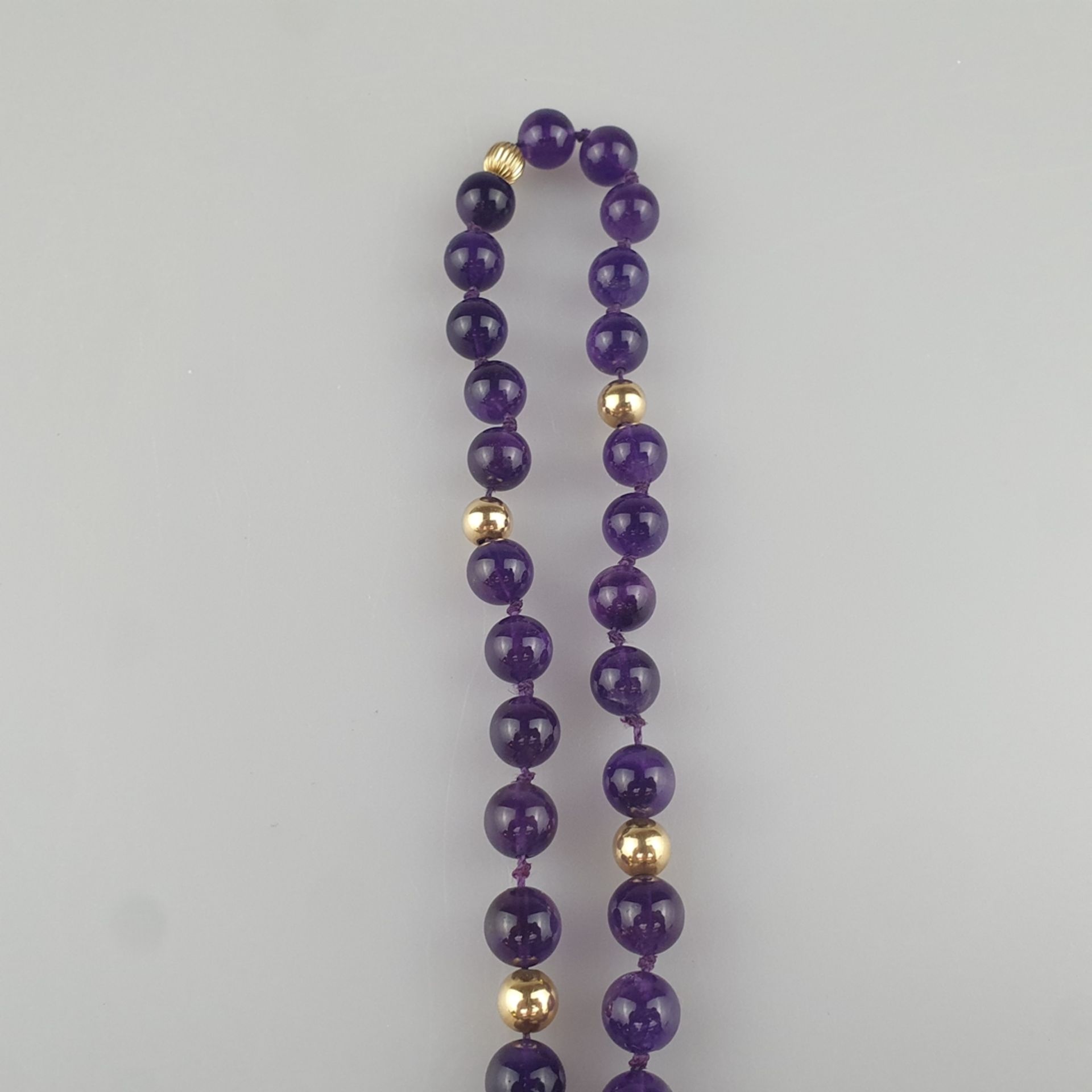 Offene Amethystkette mit Goldperlen - lange Halskette aus 80 Amethystkugeln (Dm.ca.9 mm) mit 15 gol - Image 8 of 8