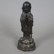 Kleine Bronze eines Buddhaschülers - China, Ming/Qing-Dynastie, Figurine mit großem kahl geschorene