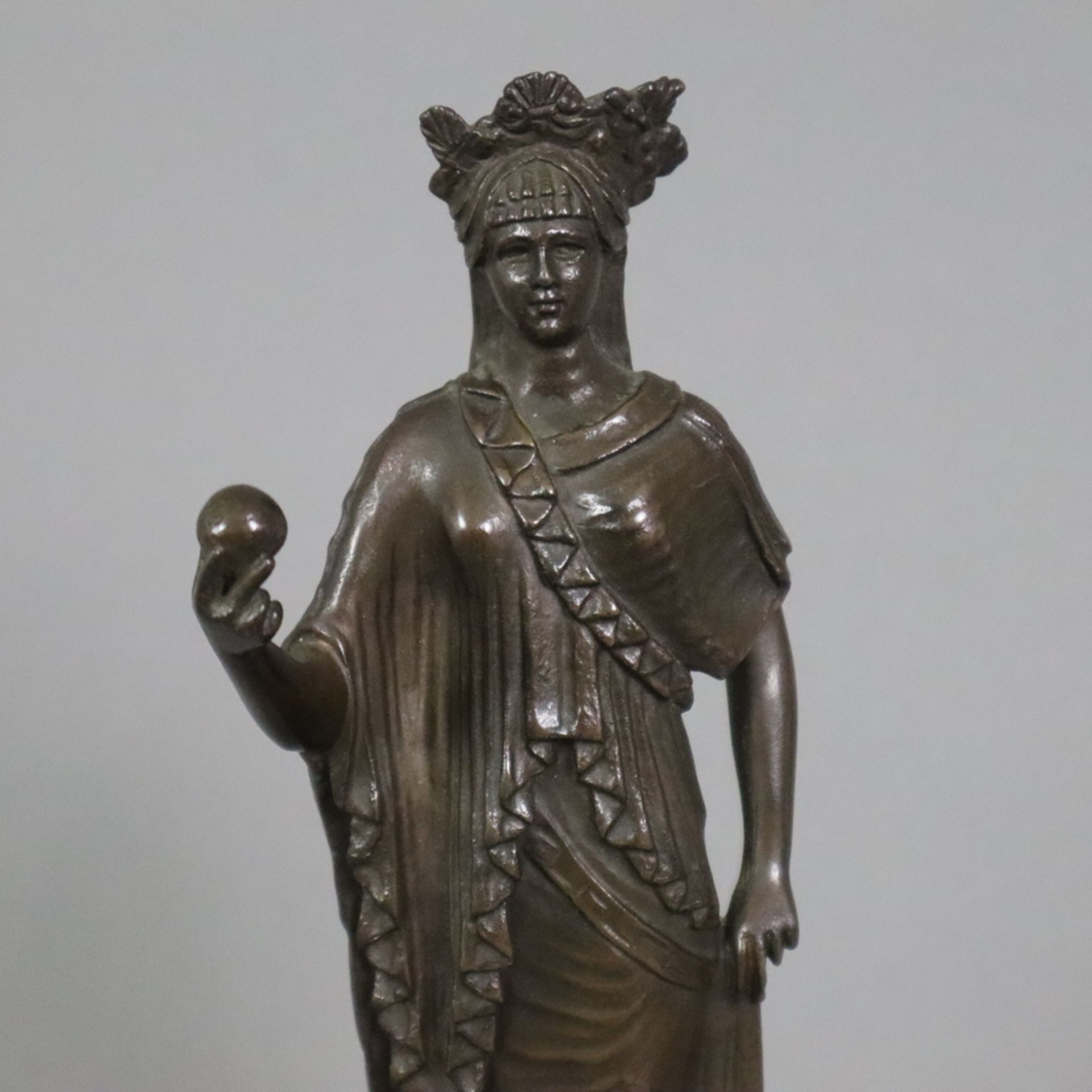 Figurine einer antiken Priesterin - Bronze, braun patiniert, antikisierende Frauenfigur mit Diadem, - Bild 2 aus 8