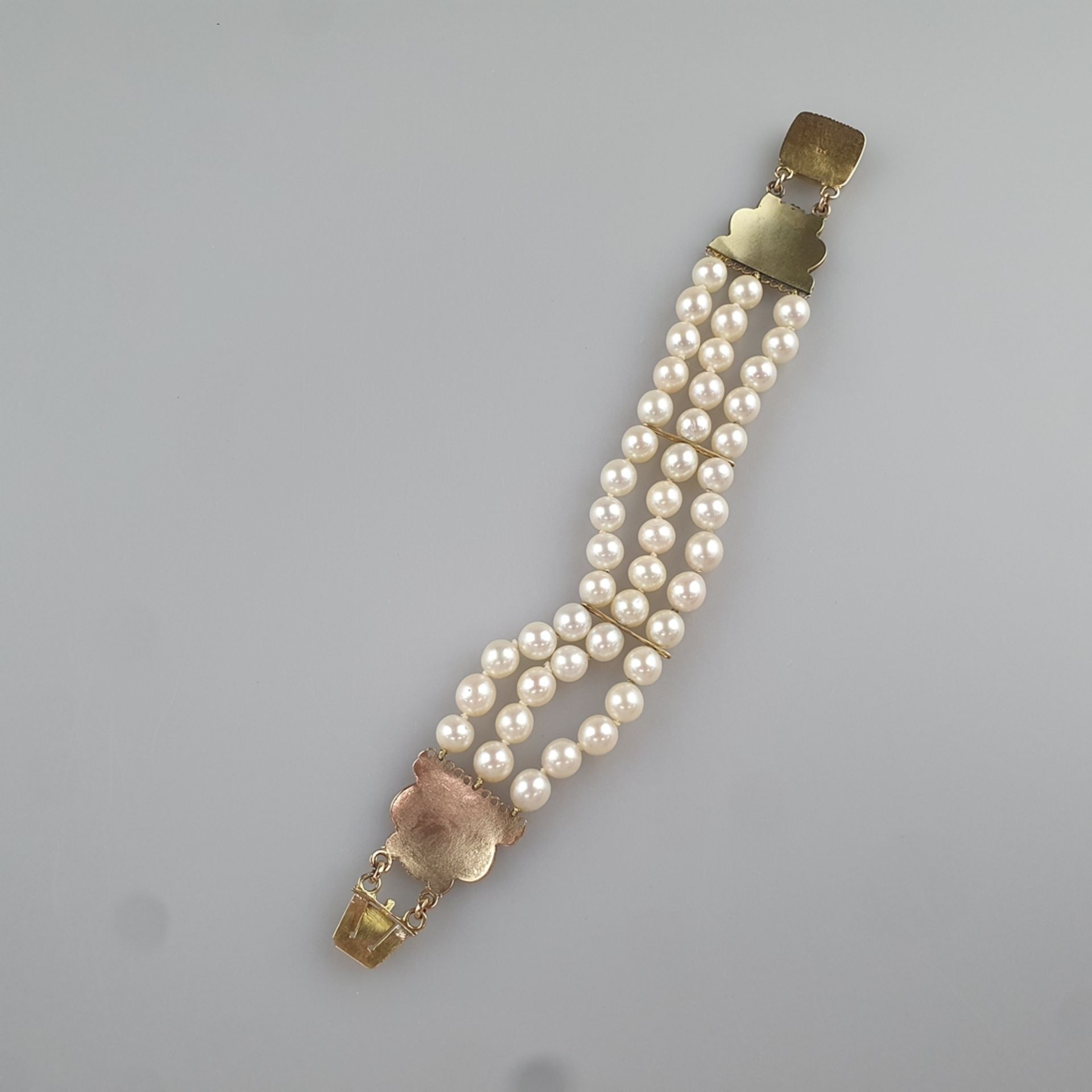 Perlenarmband- 3-strängig, aus 45 Zuchtperlen von 6,5mm-Dm. mit silbrigem Lüster, in Einzelknotung, - Image 4 of 5