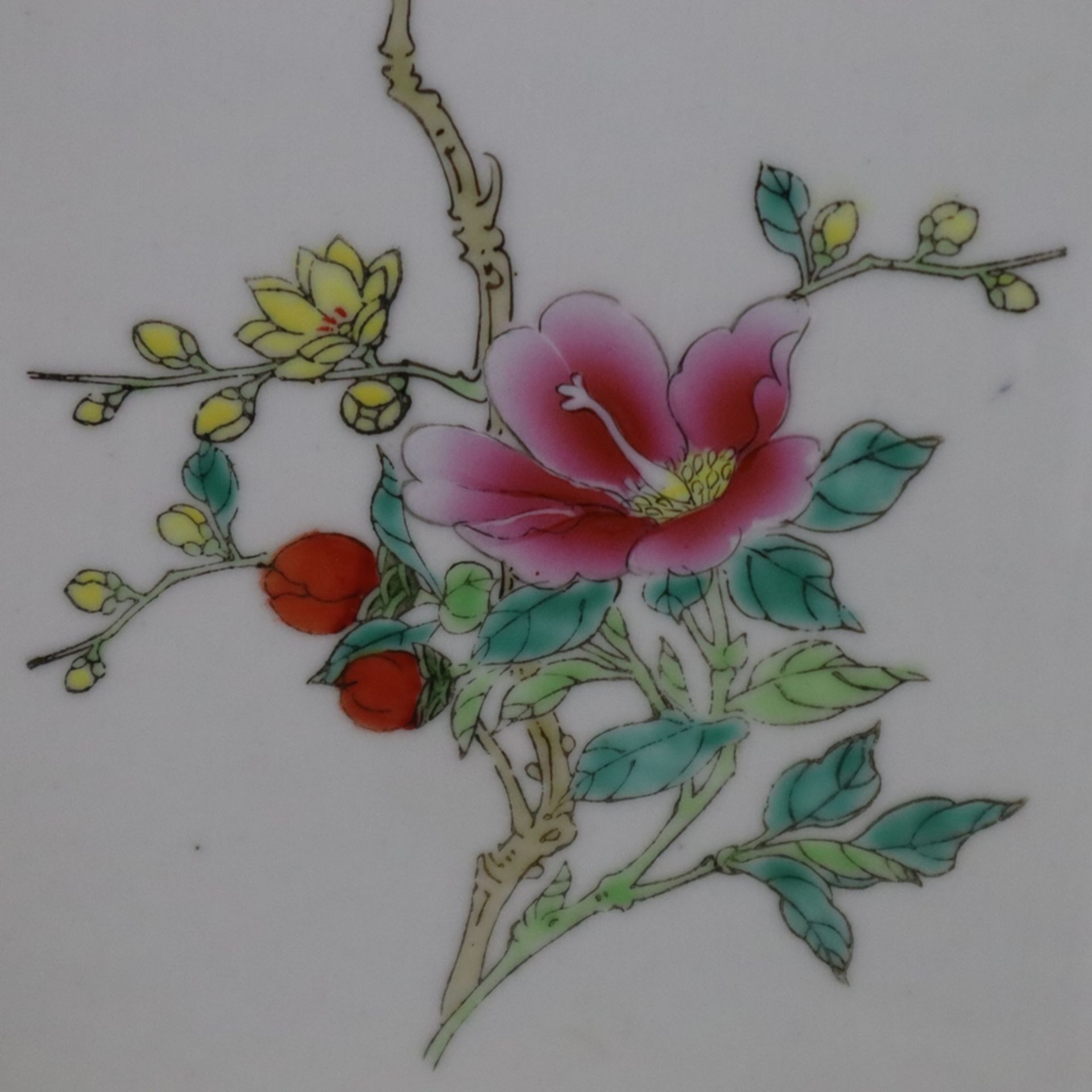 Famille rose- Vierkantvase - China, Republikzeit, Porzellan mit polychromem Dekor in Aufglasurtechn - Bild 4 aus 11