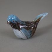 Stilisierte Vogelfigur - 20. Jh., Glasfigur, farbige Einschmelzungen, H. ca. 5 cm, L. ca. 10 cm