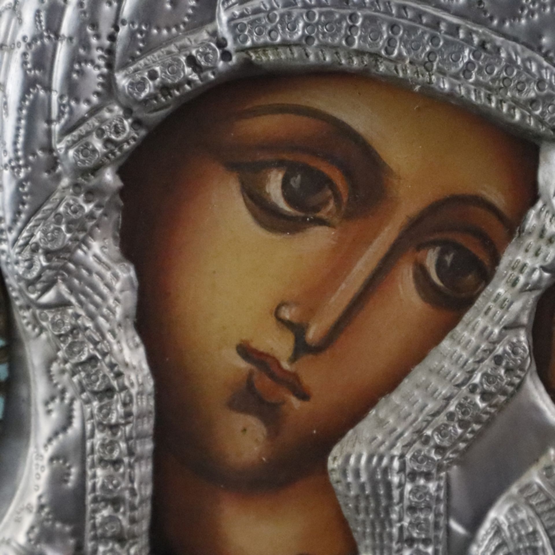 Oklad-Ikone "Gottesmutter von Kasan" (Kazanskaja) - Russland, 20. Jh., polychrome Temperamalerei au - Bild 3 aus 10