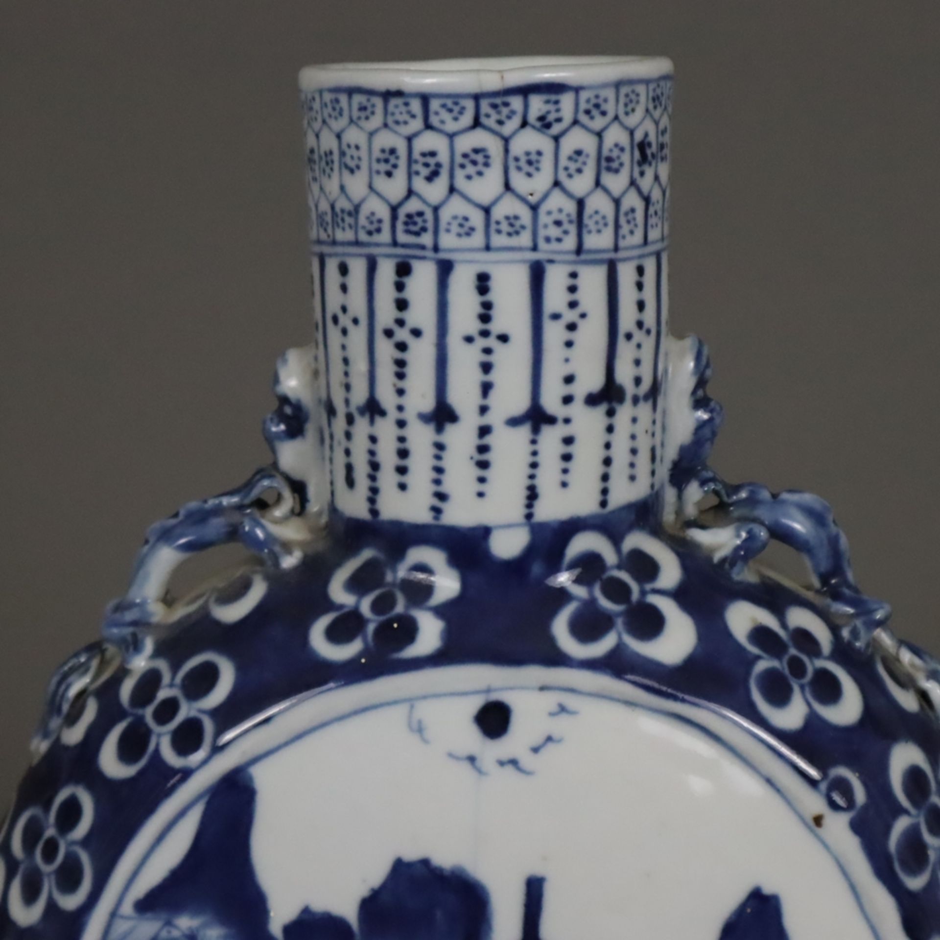 Mond-/Pilgerflasche - China, Ende 19.Jh., Porzellan mit Blaumalerei, Flaschenform mit Röhrenhals un - Bild 2 aus 11