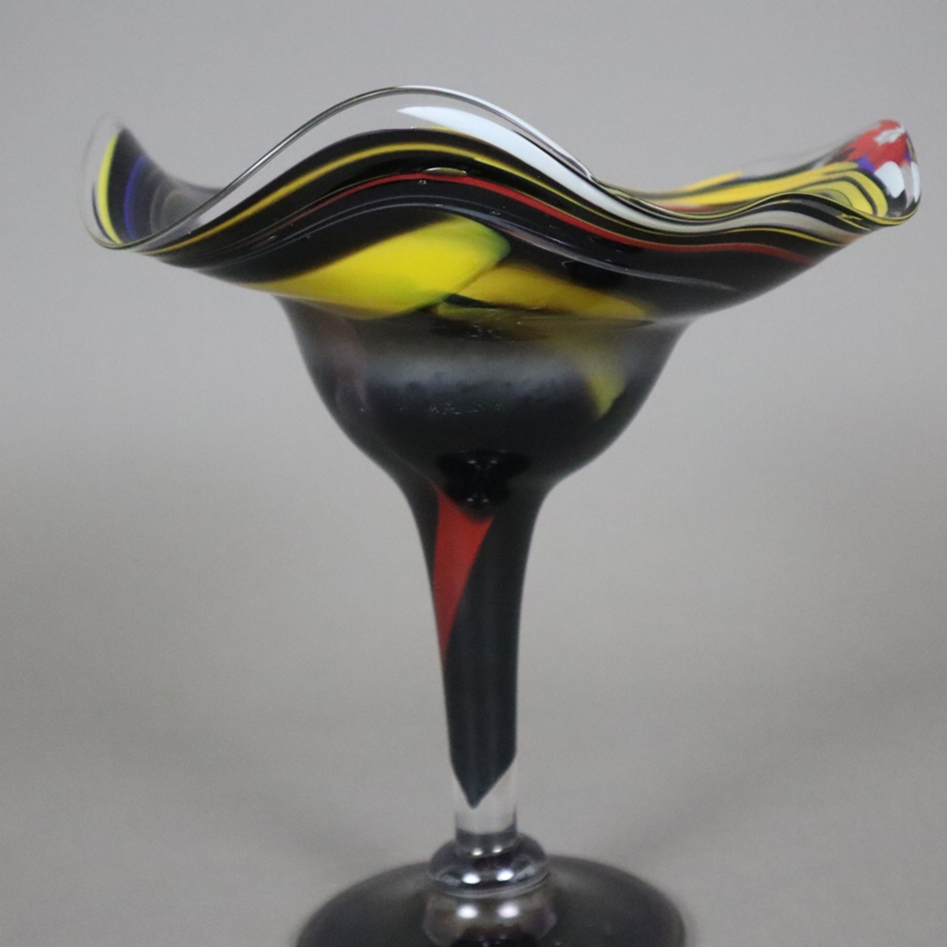 Fußvase - 20. Jh., farbloses Glas mit Farbeinschmelzungen, auf gewölbtem Rundfuß schlanker konische - Bild 6 aus 9