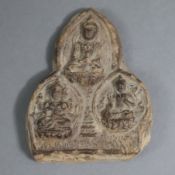 Tsatsa - Tibet, 19./20 Jh., Ton-Votivtafel, dreipassig, frontseitig reliefplastisch dekoriert mit d