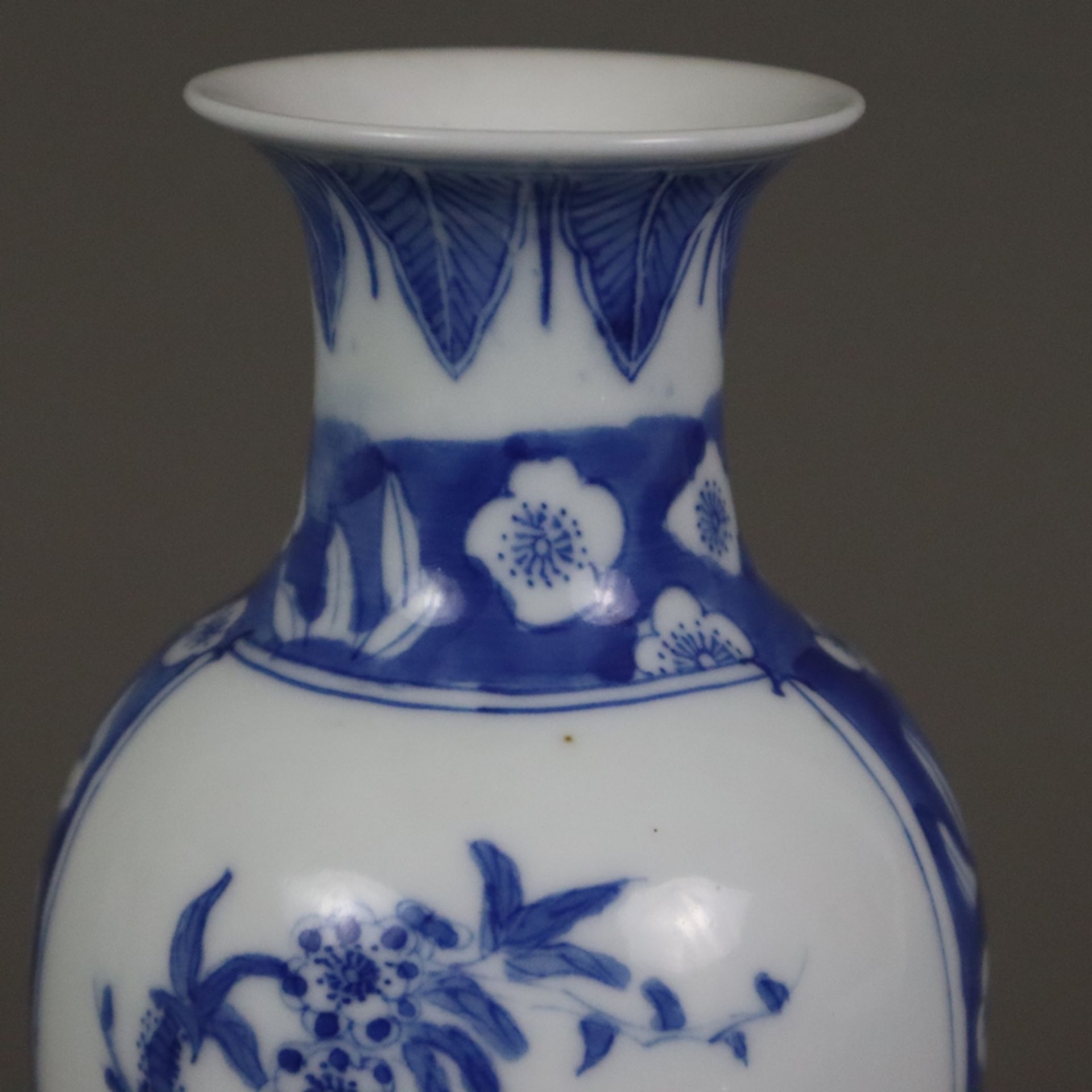 Blau-weiße Balustervase - China 20.Jh., dekoriert in Unterglasurblau mit Pflaumenblüten über gebors - Bild 2 aus 8