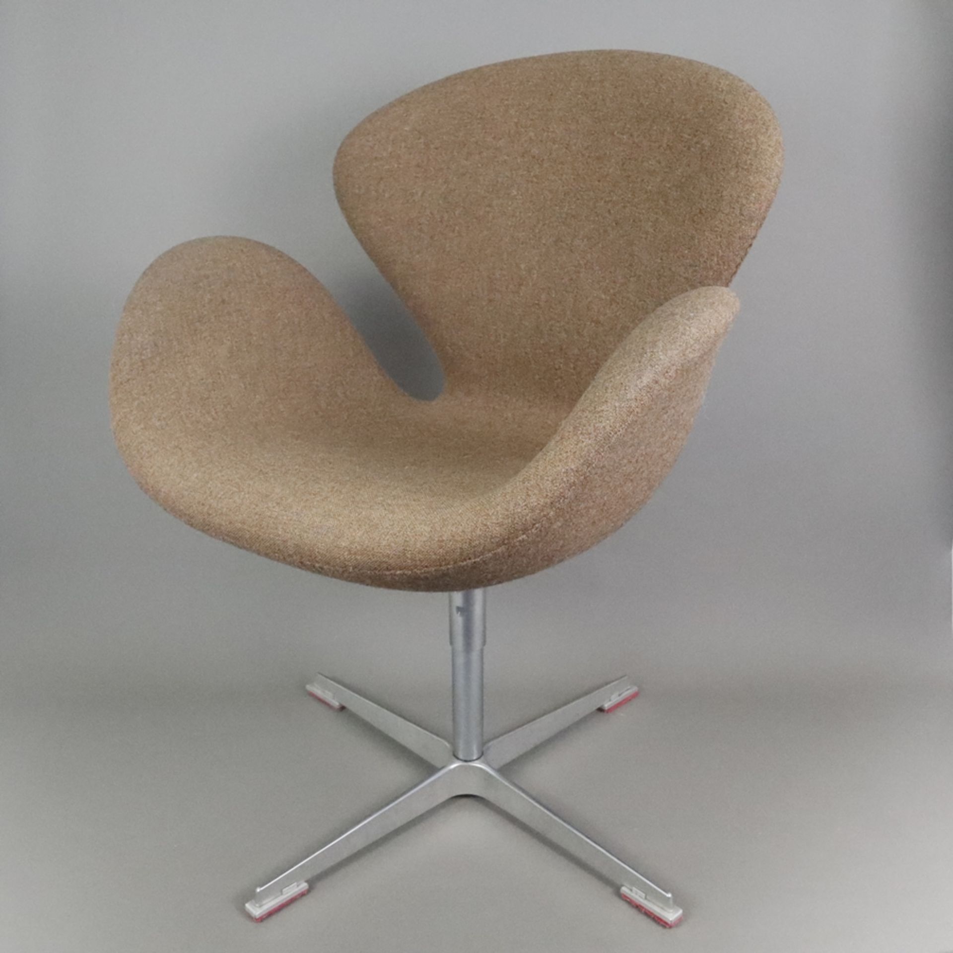 "Swan Chair" - Arne Jacobsen für Fritz Hansen, Entwurf um 1960, Aluminium-Kreuzfuß, drehbarer Mitte - Bild 2 aus 10