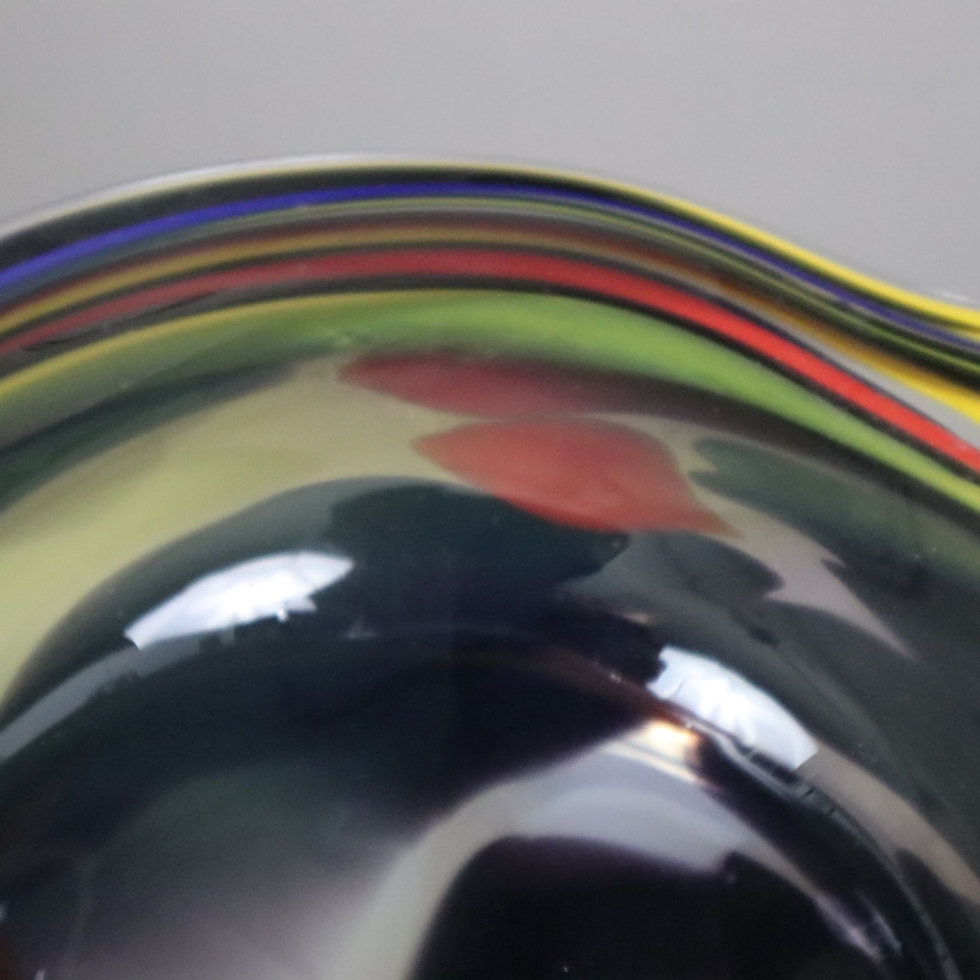 Fußvase - 20. Jh., farbloses Glas mit Farbeinschmelzungen, auf gewölbtem Rundfuß schlanker konische - Bild 5 aus 9