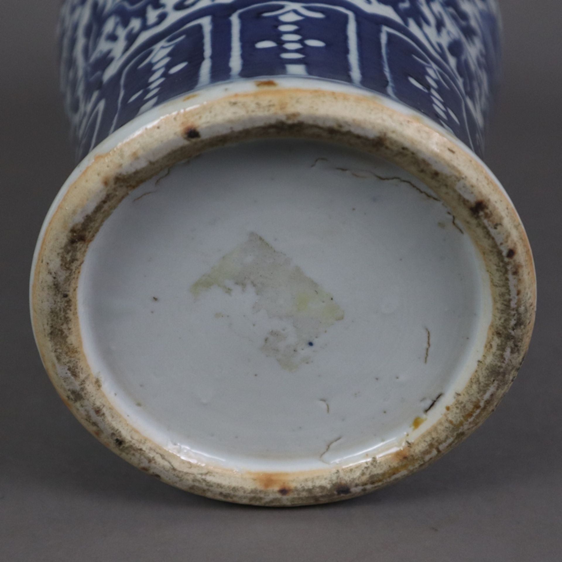 Blau-weiße Balustervase - China, späte Qing-Dynastie, Porzellan, umlaufend in Unterglasurblau bemal - Bild 9 aus 9